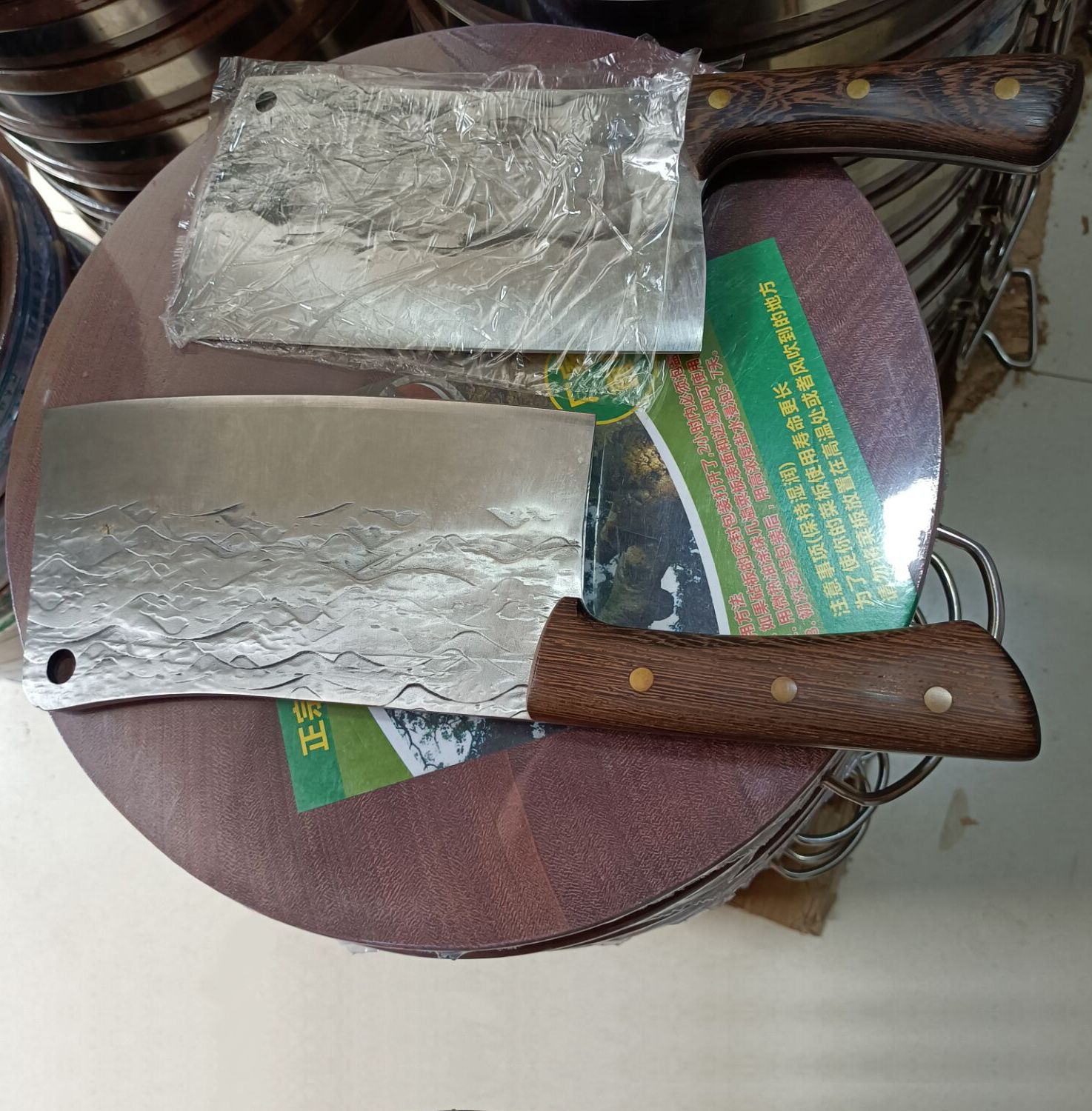 越南锻造烙钢菜刀，2斤重厚实锋利耐用，很适合砍骨头。