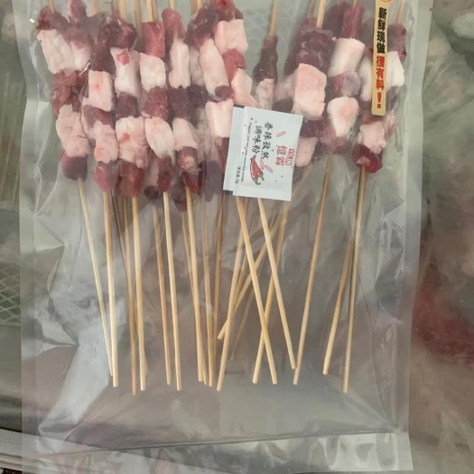 沈阳牛肉串每袋500克，大约20～25串，每串两粒肥肉，三粒瘦肉