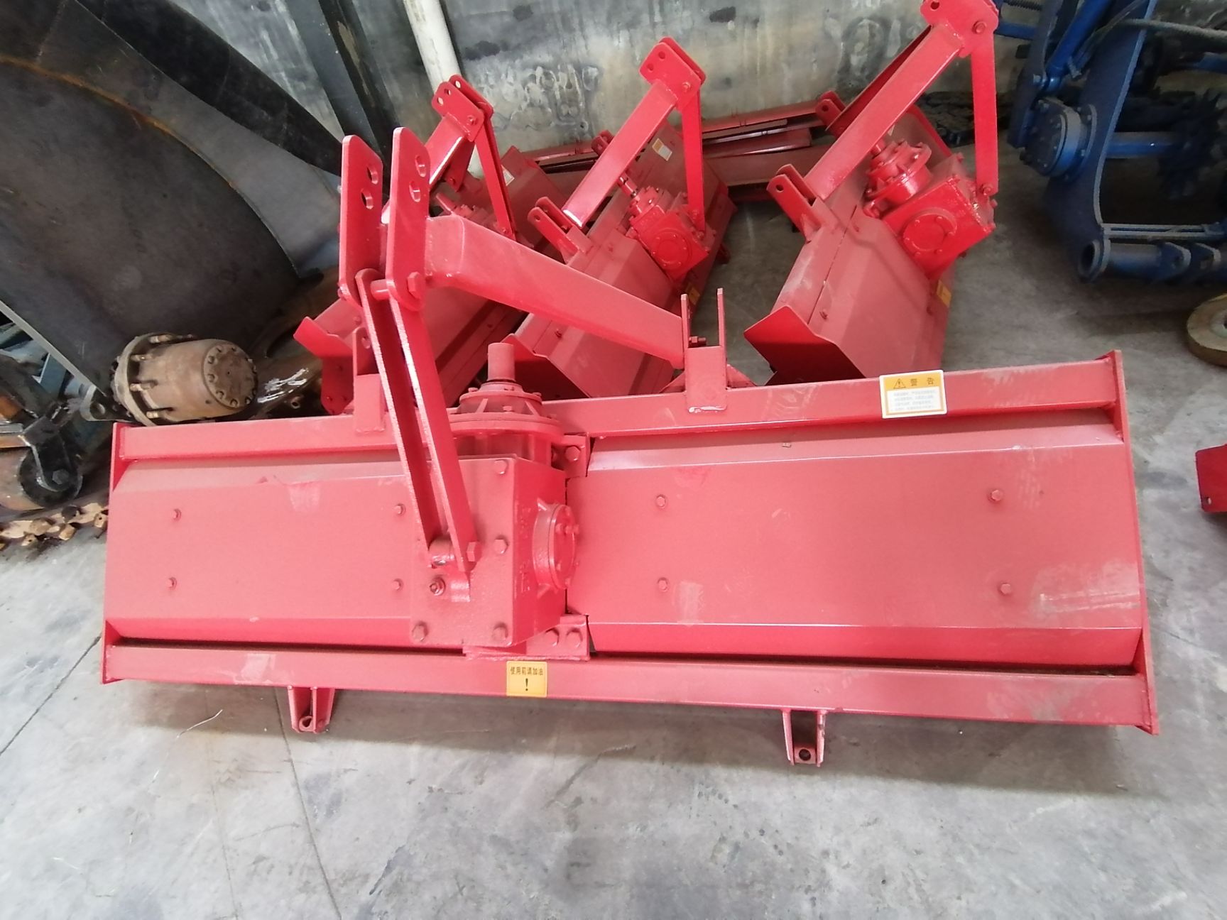  四轮拖拉机带旋耕机