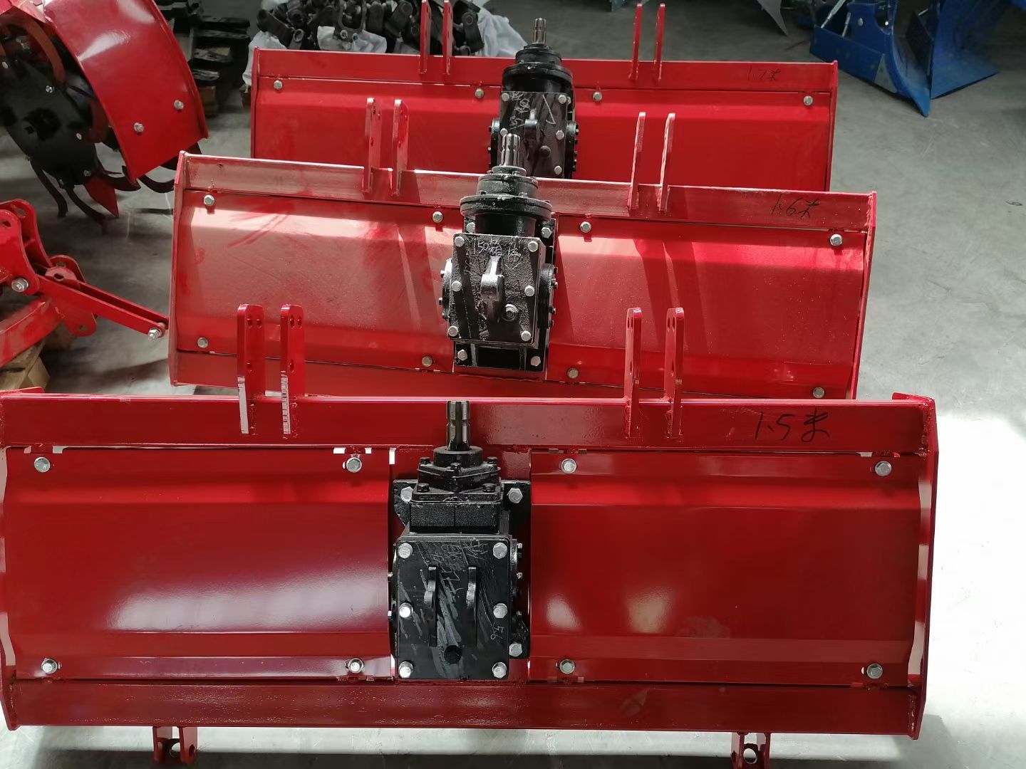  四轮拖拉机带旋耕机