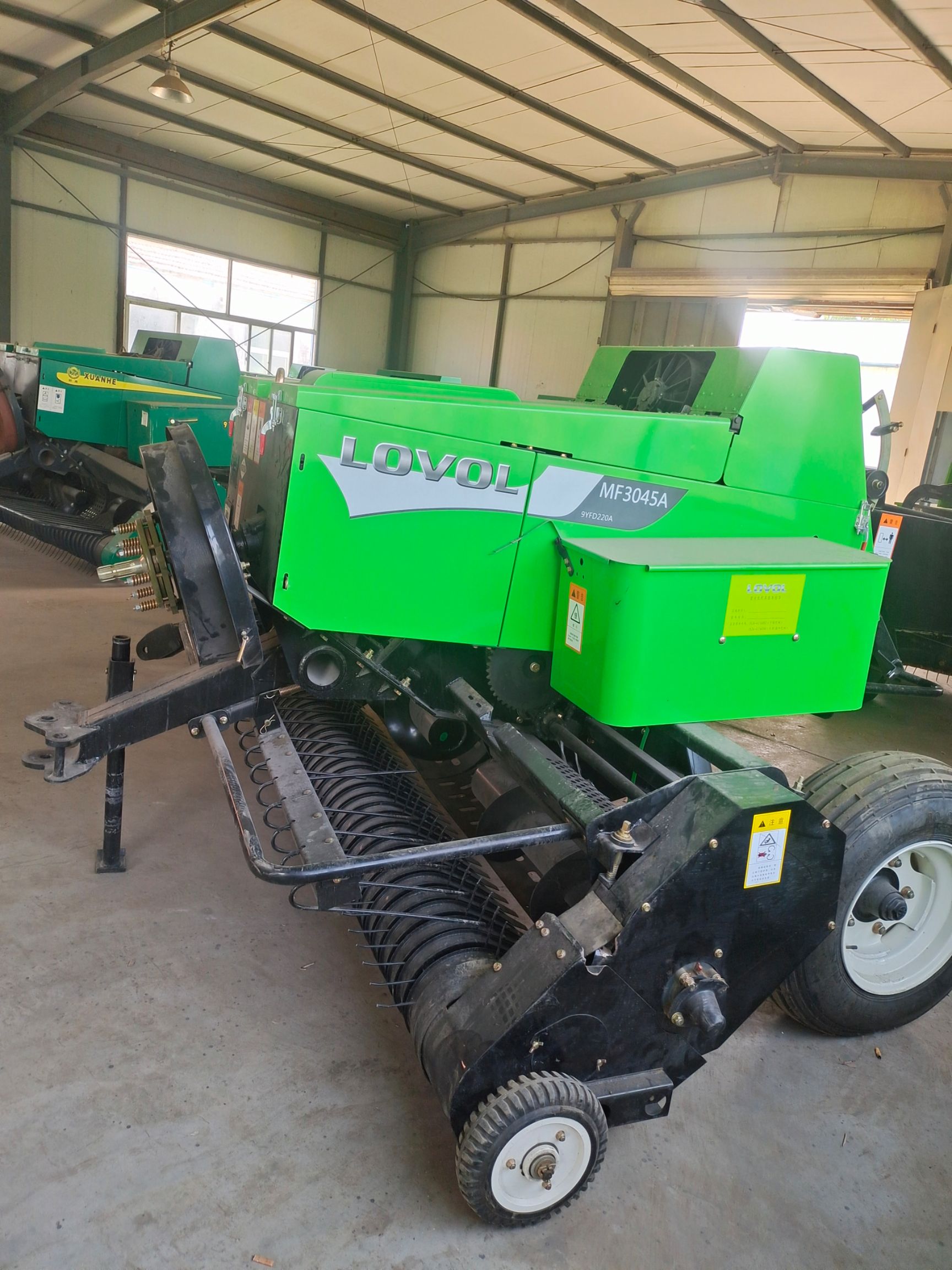 厂家直销，雷沃3045A除尘捡拾打捆机。