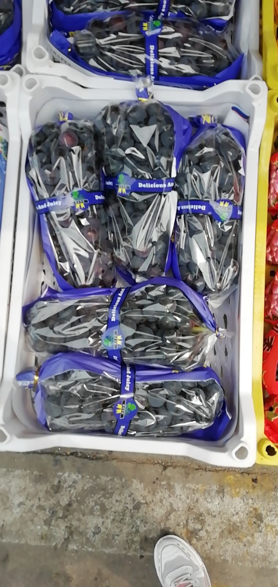 夏黑葡萄，口感超甜，串行紧凑，颜色黑，果粉厚