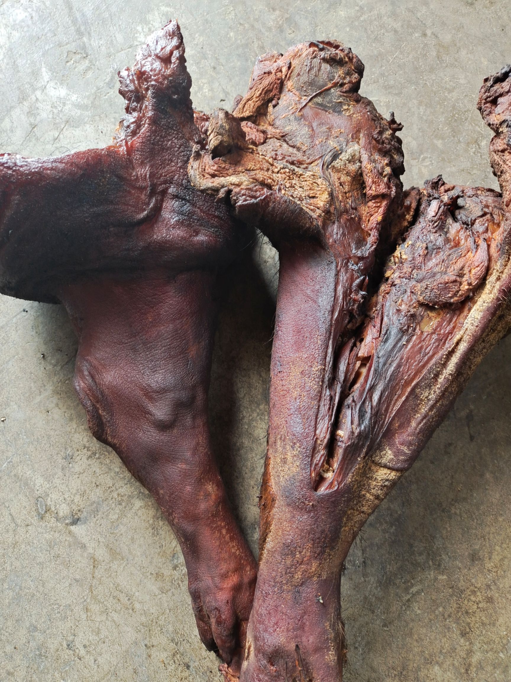 湖南常德市石门县的农家散养的柴熏土猪腊肉产品。采用传统手工艺