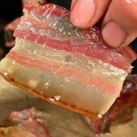 湖南常德市石门县的农家散养的柴熏土猪腊肉产品。采用传统手工艺