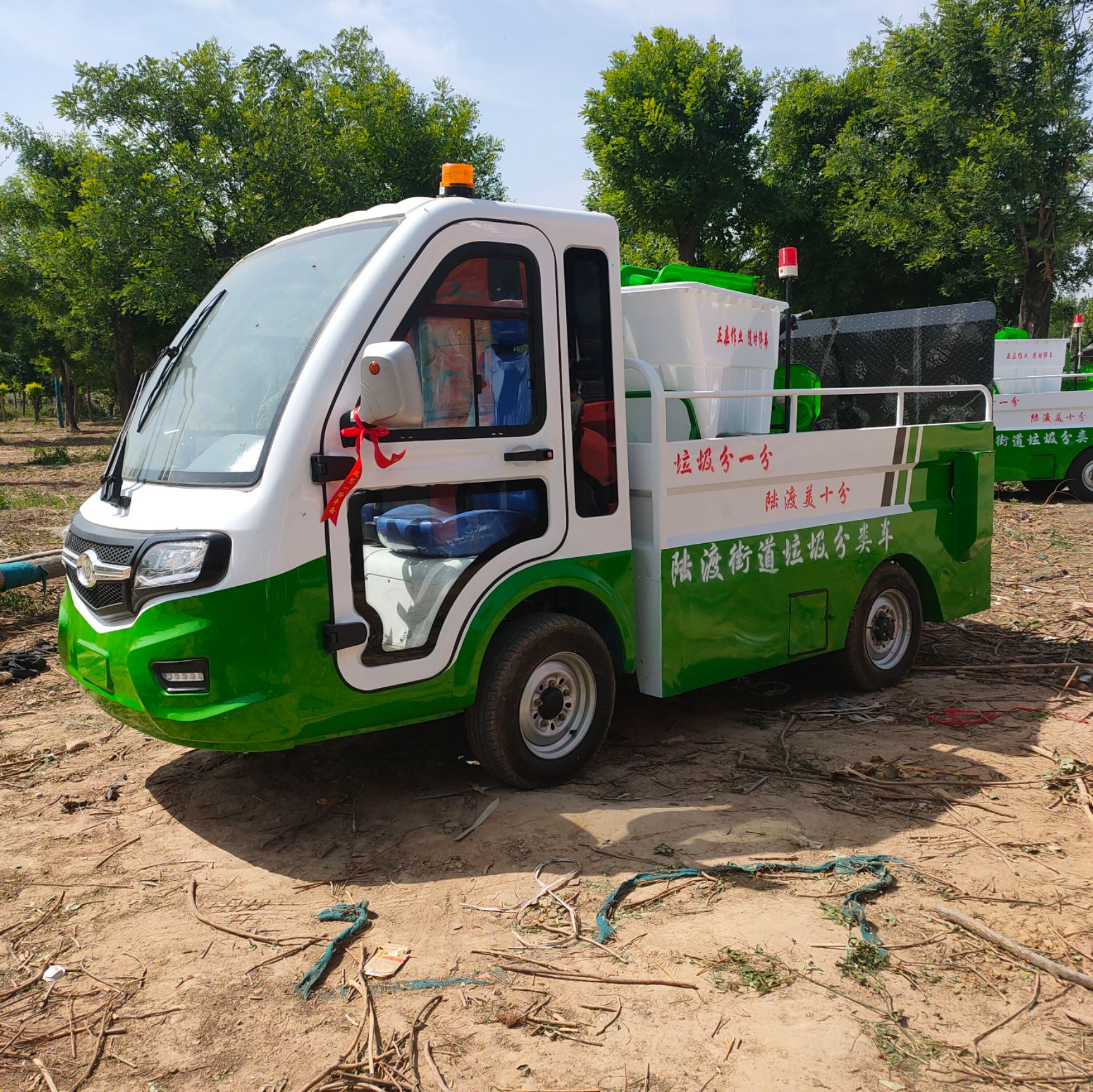 招财牛电动四轮垃圾桶清运运输车液压尾板升降装卸搬运车
