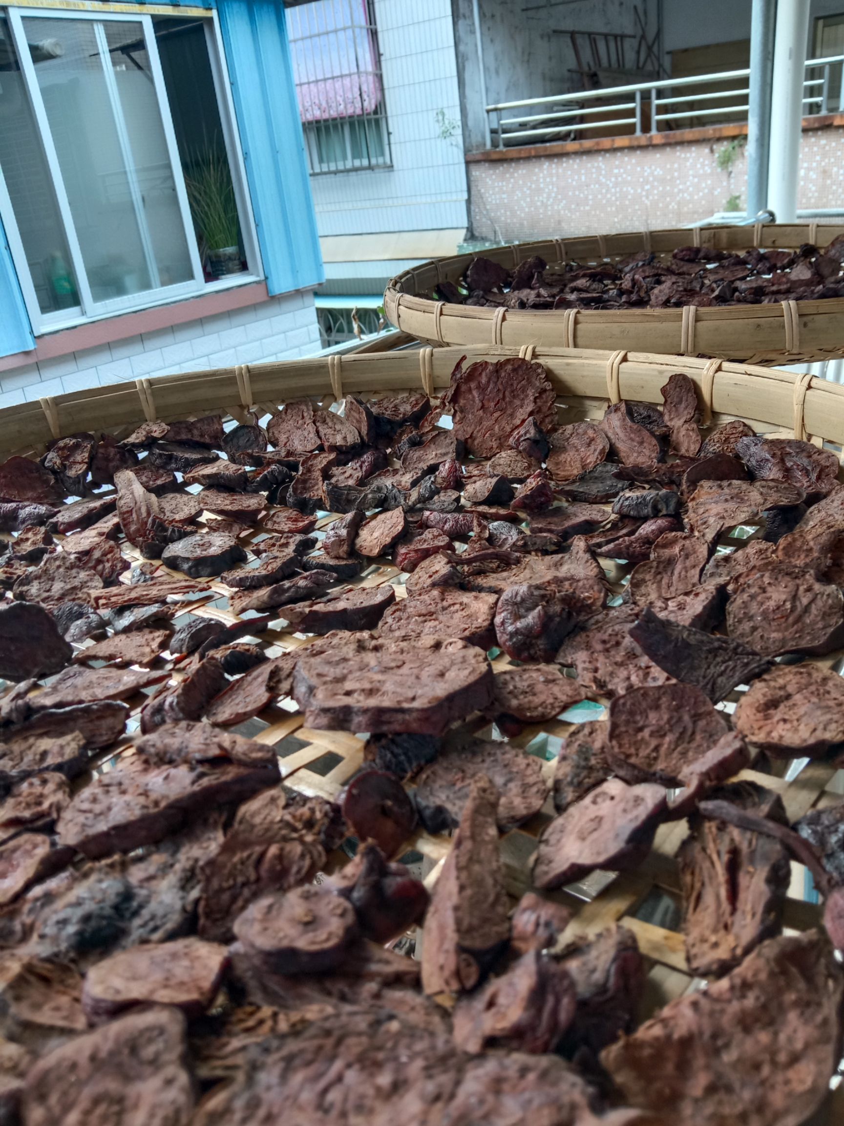 制首乌，自家挑选深山老林自然生长的首乌用黑豆蒸制而成