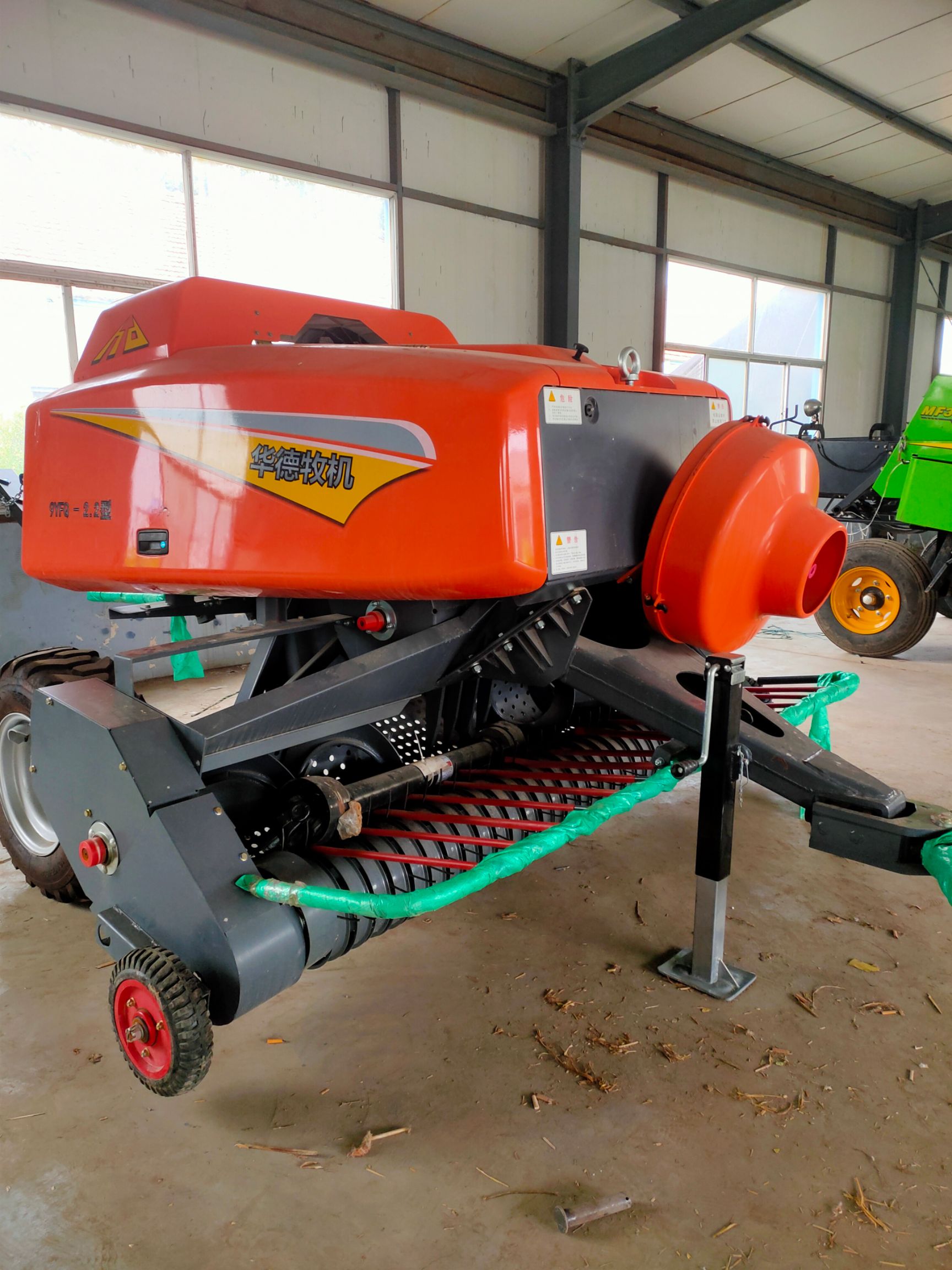 华德方捆机，可加装单轴或双轴粉碎，工作效率高，出捆快，易操作