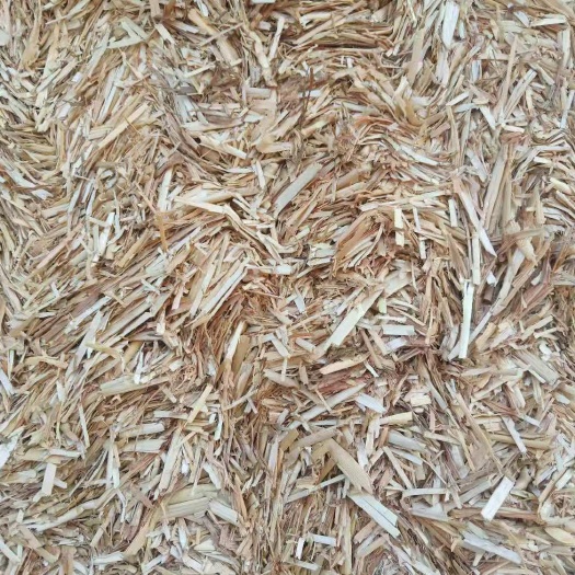 舞钢市小麦秸秆 为了保证草干度，收割机收完必须要晾晒一天
