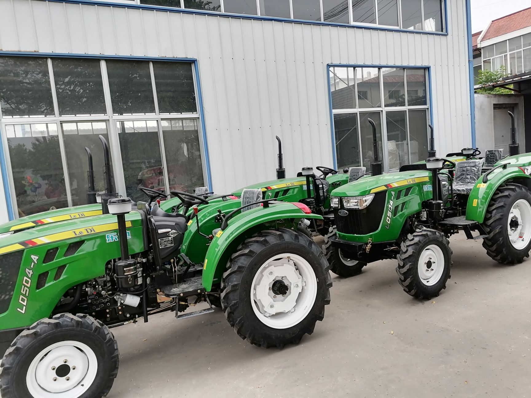 大型农用轮式拖拉机柴油四驱大马力耕地机驾驶式旋耕开沟牵引车头