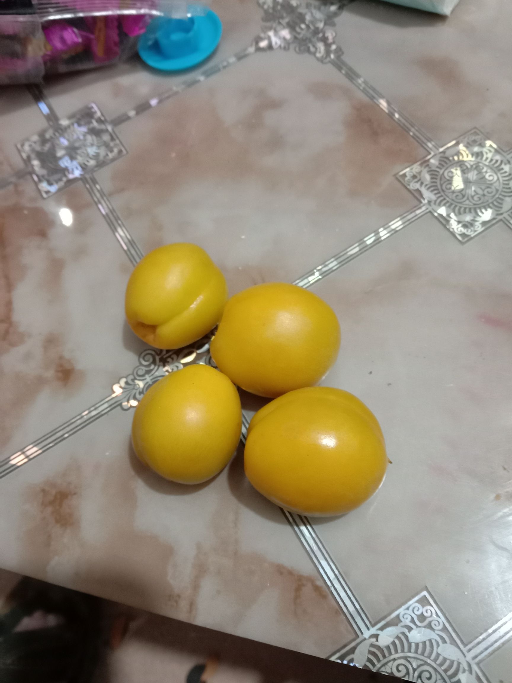  自家种植，珍珠油杏，果面鲜黄色，果肉香甜。