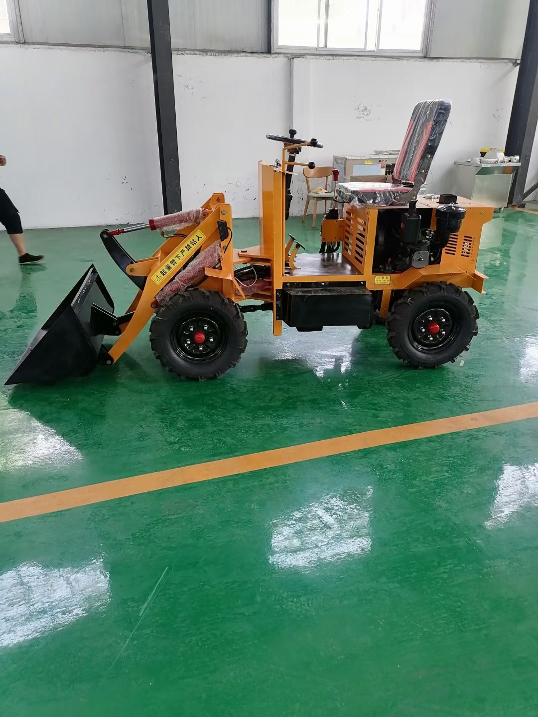 柴油四驱小铲车小型柴油装载机农用养殖场清粪抓草建筑工地推土机