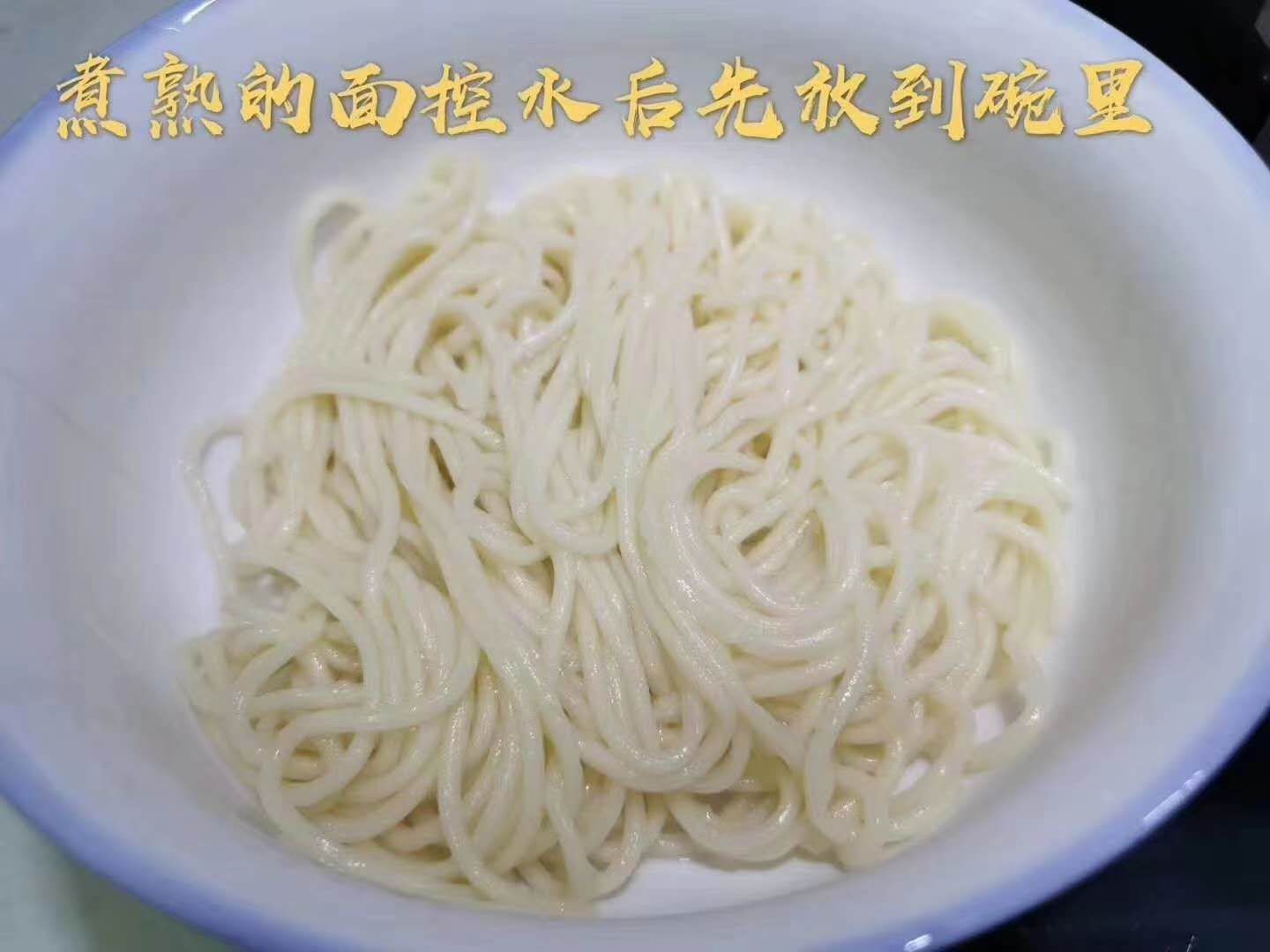 牛肉面  宁夏安食六合牛肉拉面，纯牛骨头熬制剂