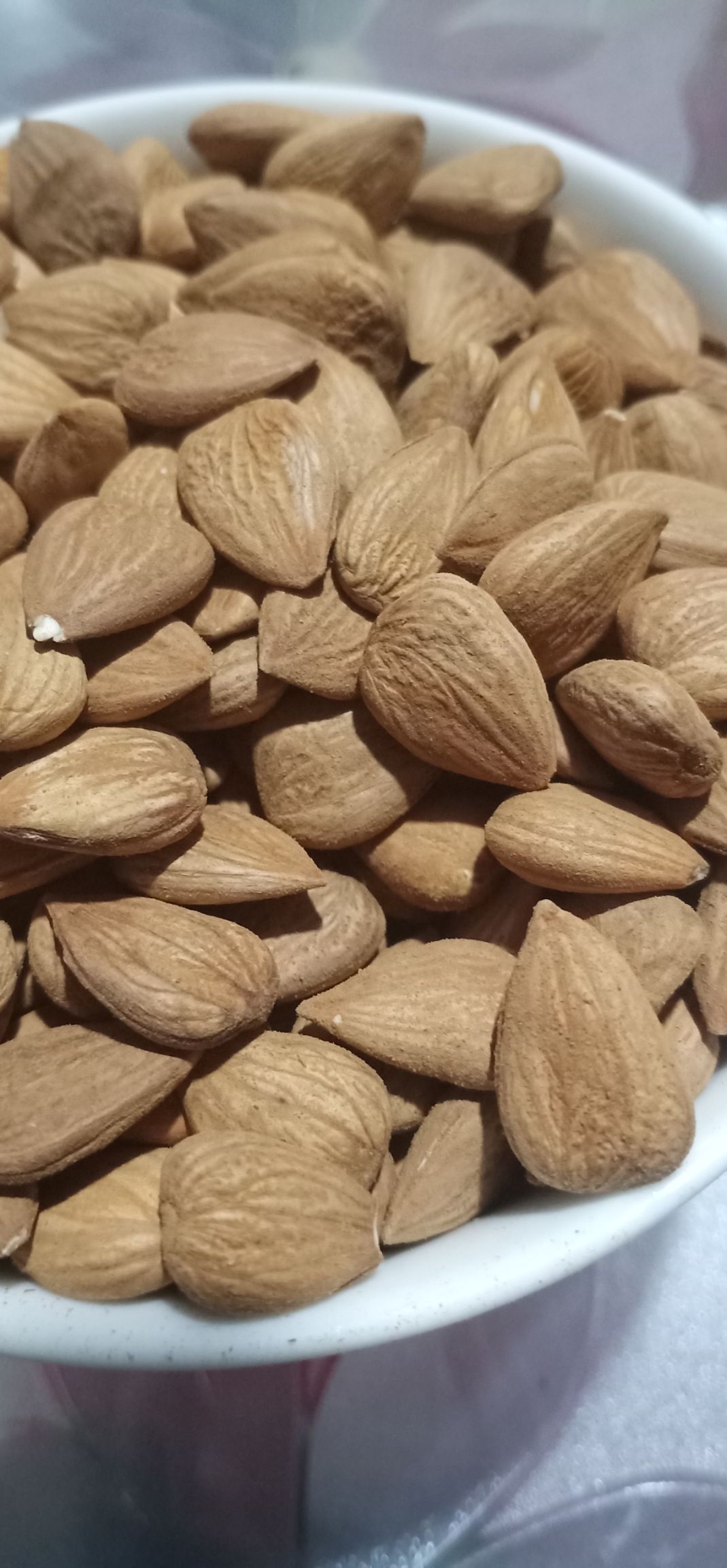 甜杏仁  小龙王帽杏仁嫁接老品种 ，口感独特即酥脆又有口感 。