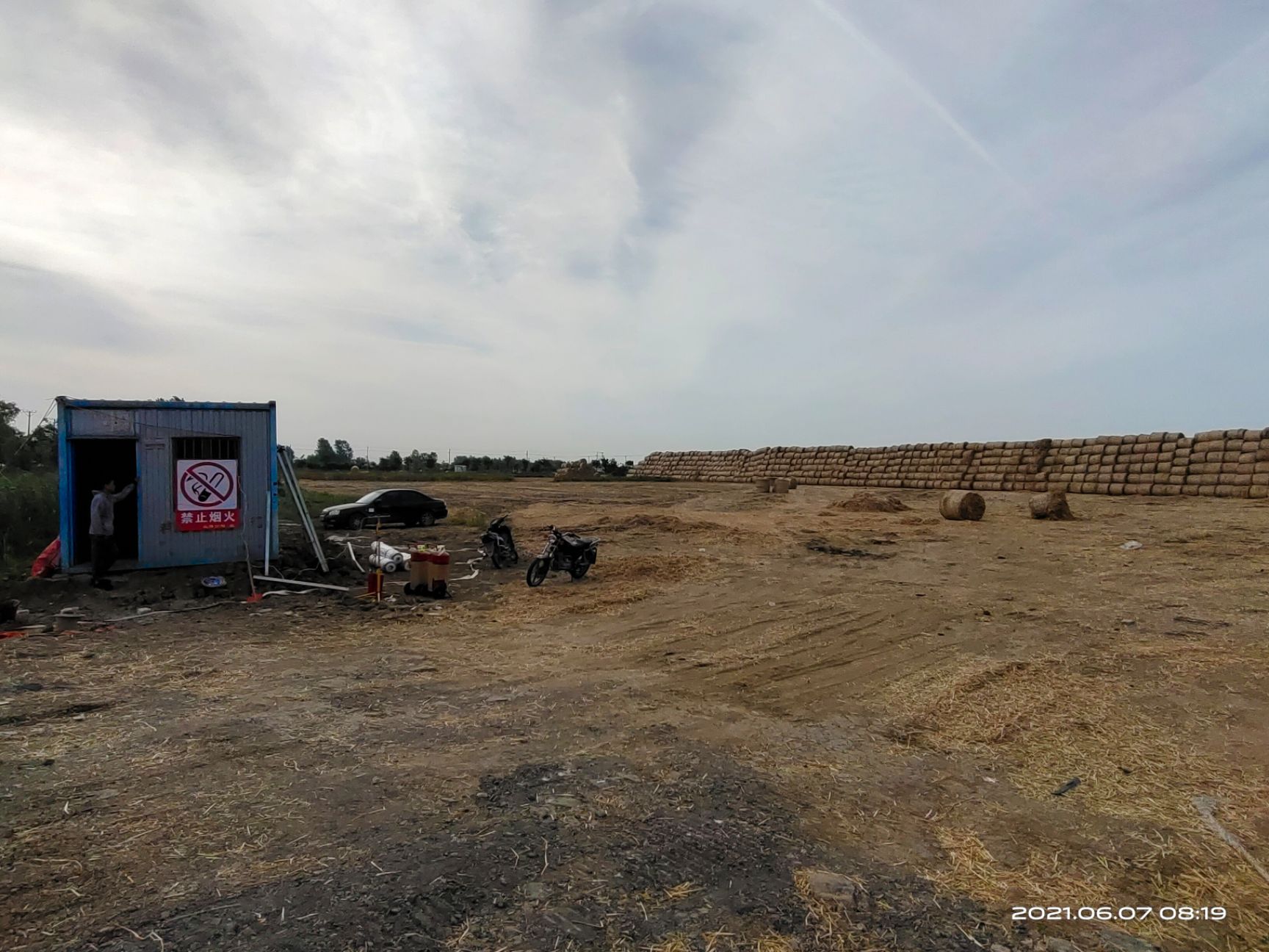  出售小麦秸秆大量圆捆