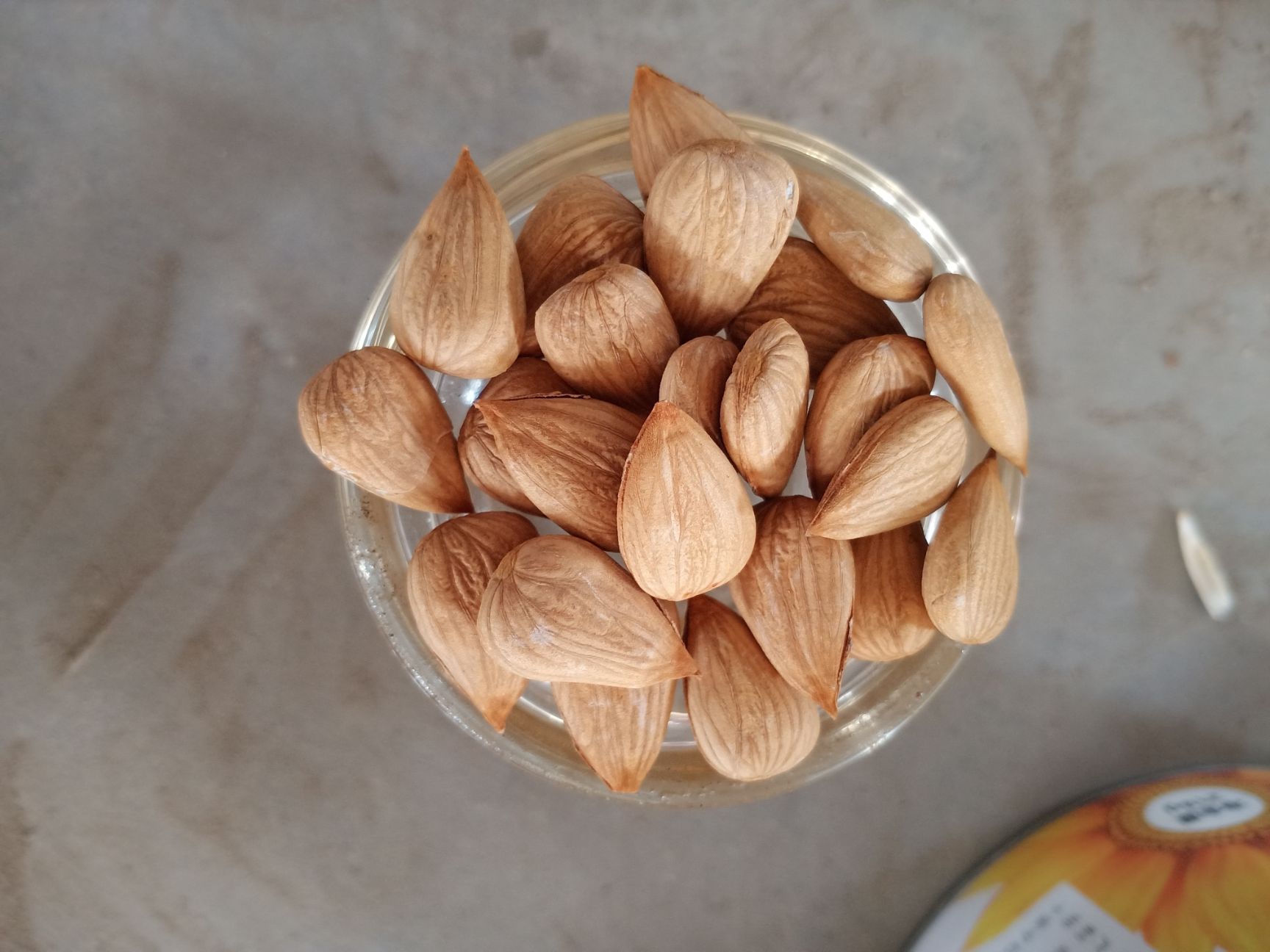 甜杏仁  小龙王帽杏仁嫁接老品种 ，口感独特即酥脆又有口感 。