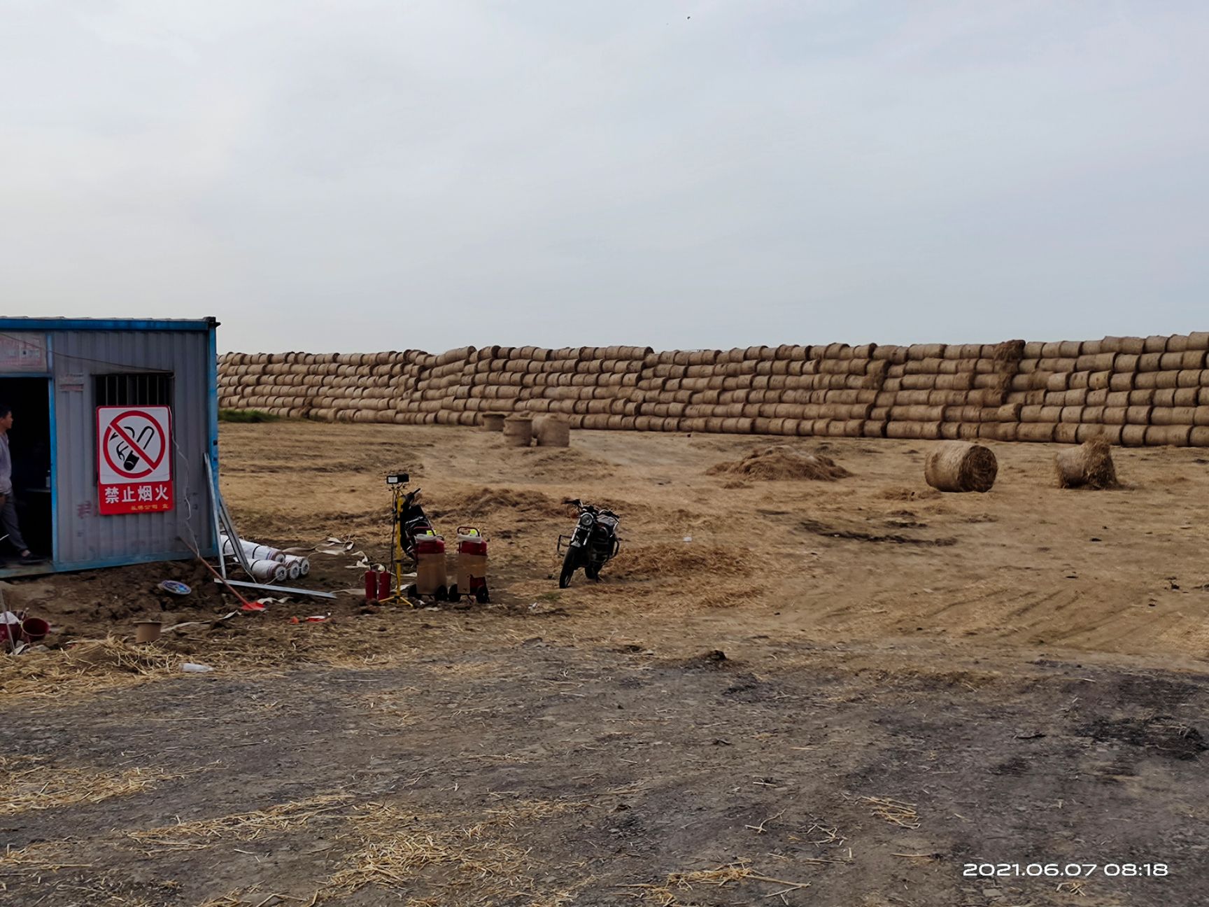  出售小麦秸秆大量圆捆