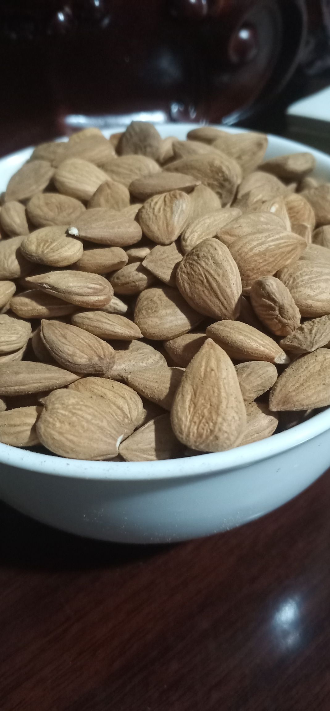 甜杏仁  小龙王帽杏仁嫁接老品种 ，口感独特即酥脆又有口感 。