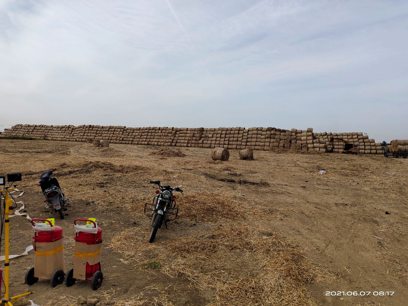  出售小麦秸秆大量圆捆
