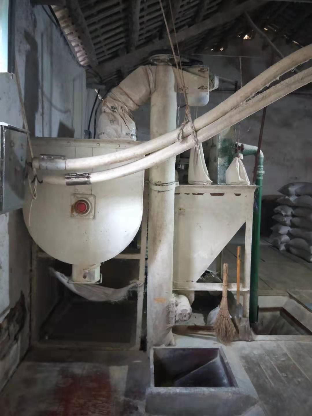 中大型畜牧养殖基地，设备齐全，厂房先进，另外出售山林500亩