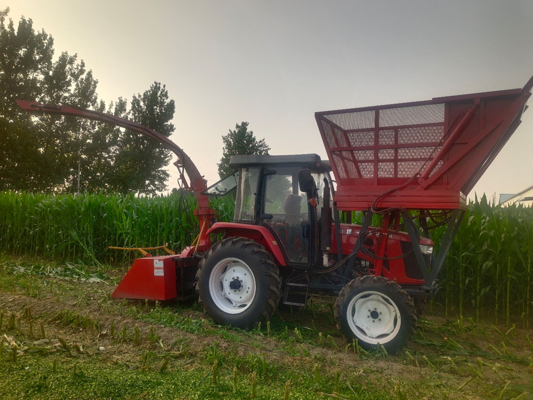 青贮机  青储机拖拉机青储机履带青储机自走走式青储饲料收获机按需定制