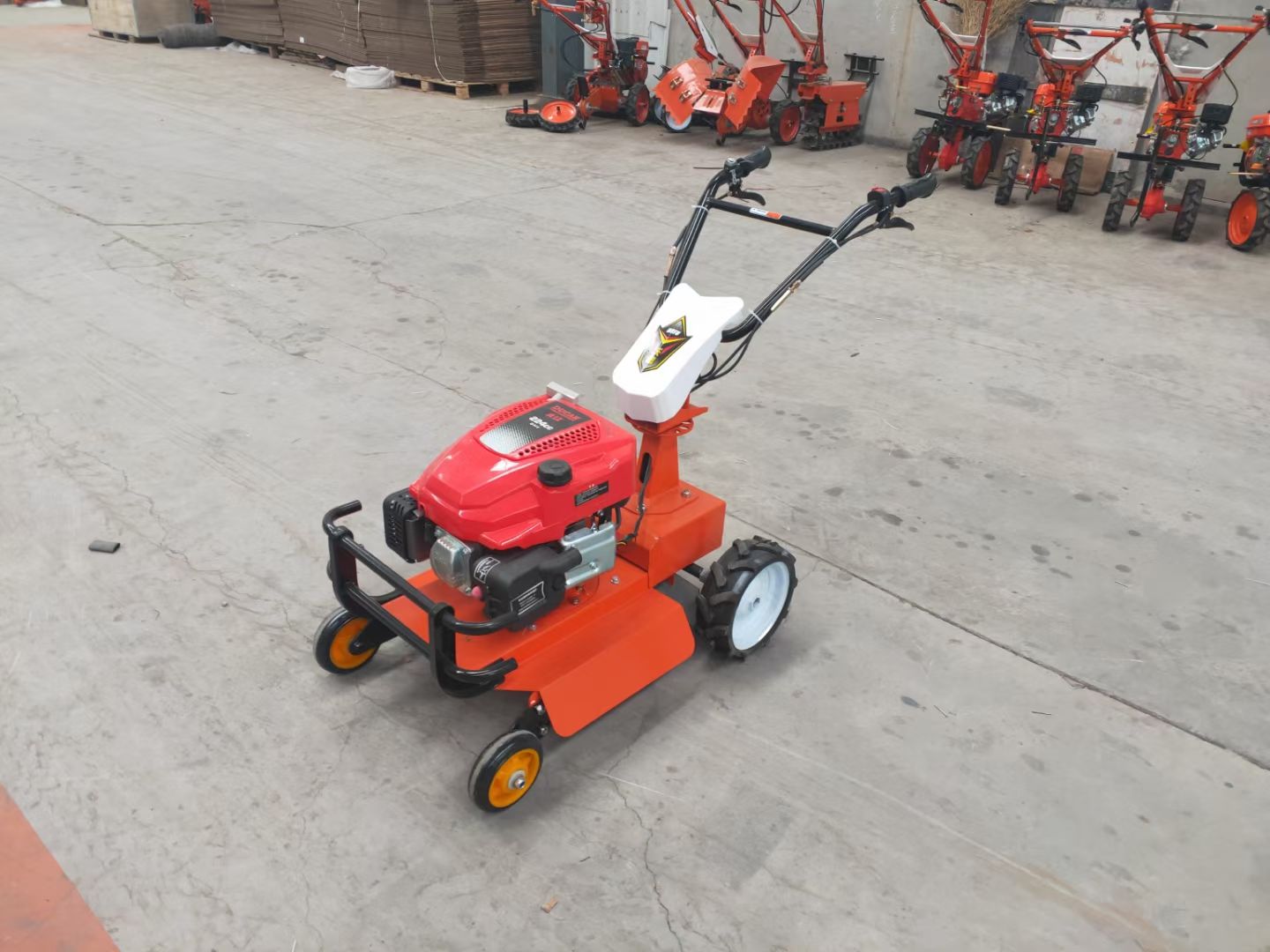  手推自走式割草机，大小草均可收割。