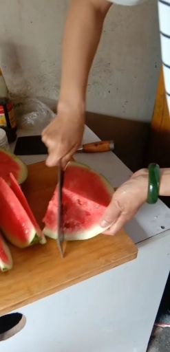 沙漠西瓜  沙漠一号西瓜个大，耐运殊，皮厚，糖度高，口感好