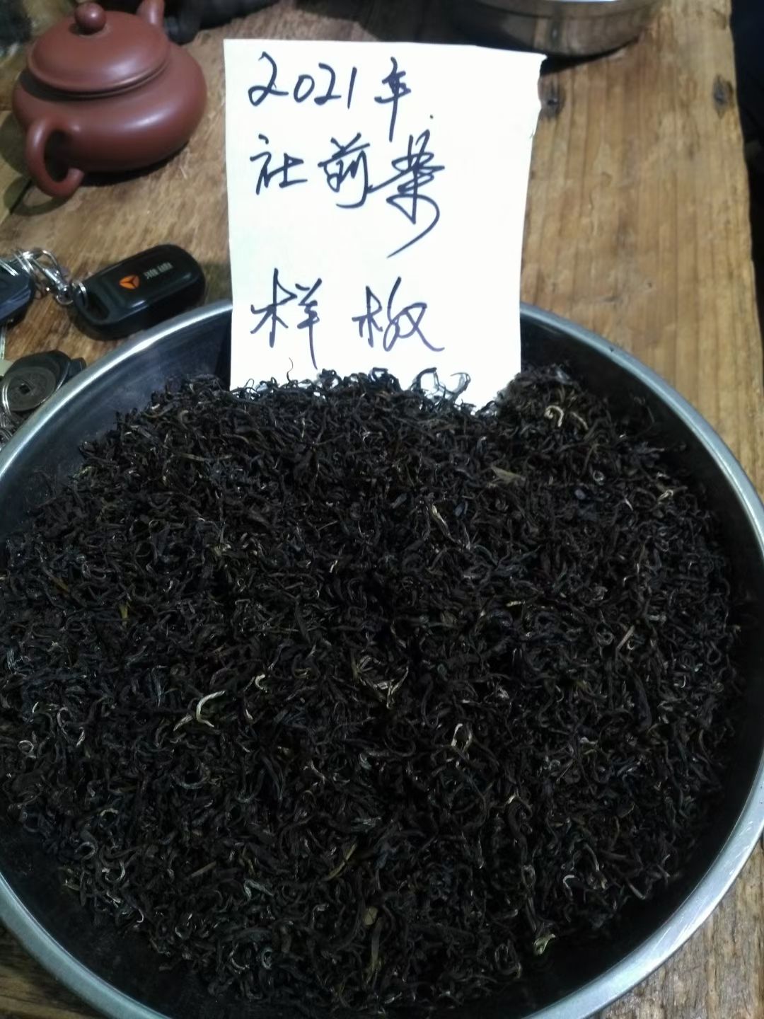 梧州农家六堡茶纯手工炒茶，拥有农家茶的传统文化，入口清香回甘味