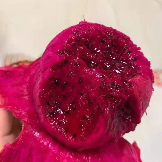 百色金都一号火龙果  广西金都一号红心火龙果，果型方正，大小均匀，有需要的抓紧联系