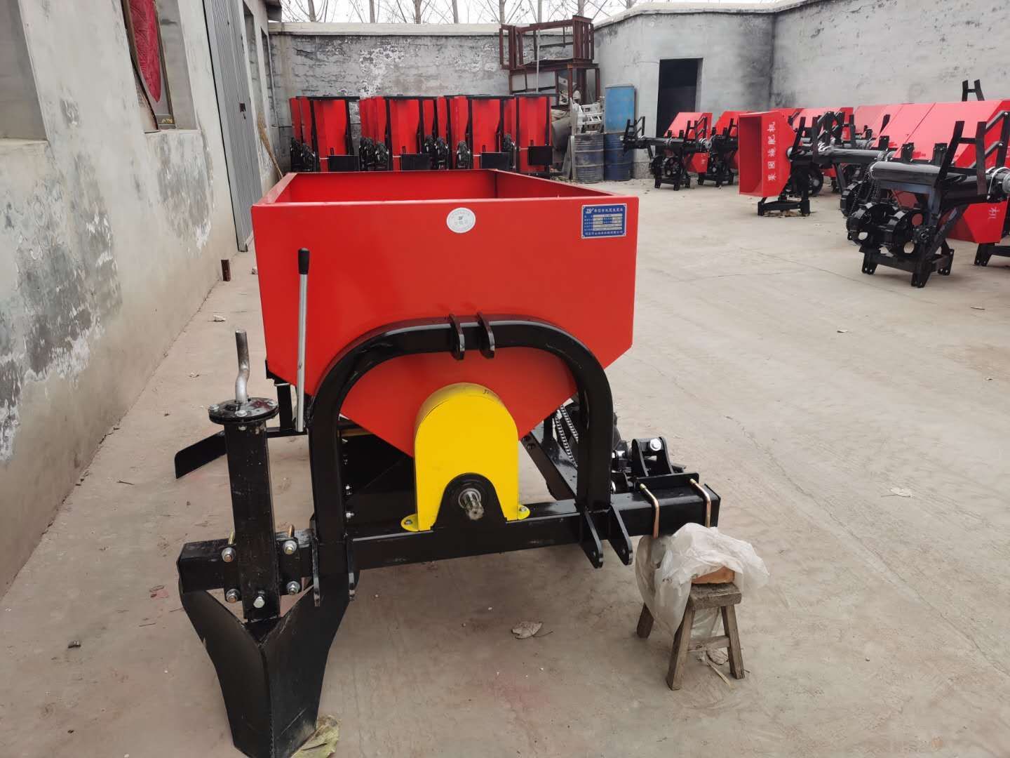 开沟施肥机四轮拖拉机带开沟施肥回填一体机 有机肥开沟施肥机