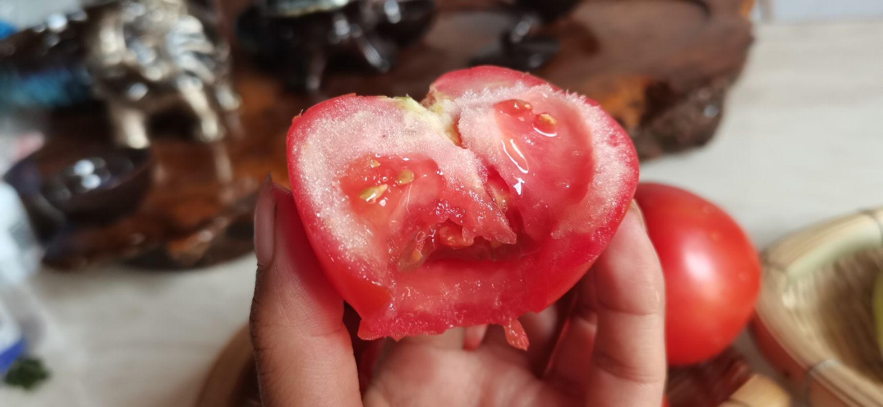 云南高原大红西红柿自然熟酸甜多汁