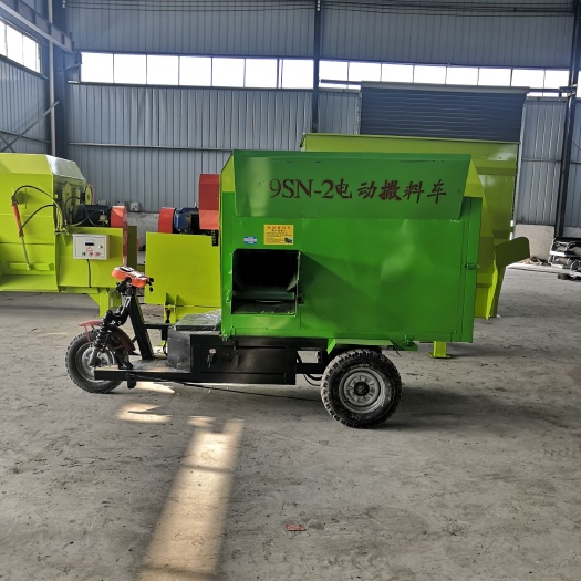 嘉祥縣飼料撒料車  養(yǎng)殖場(chǎng)飼料運(yùn)輸電動(dòng)撒料車電動(dòng)三輪撒料車電動(dòng)牛羊撒料車省人工