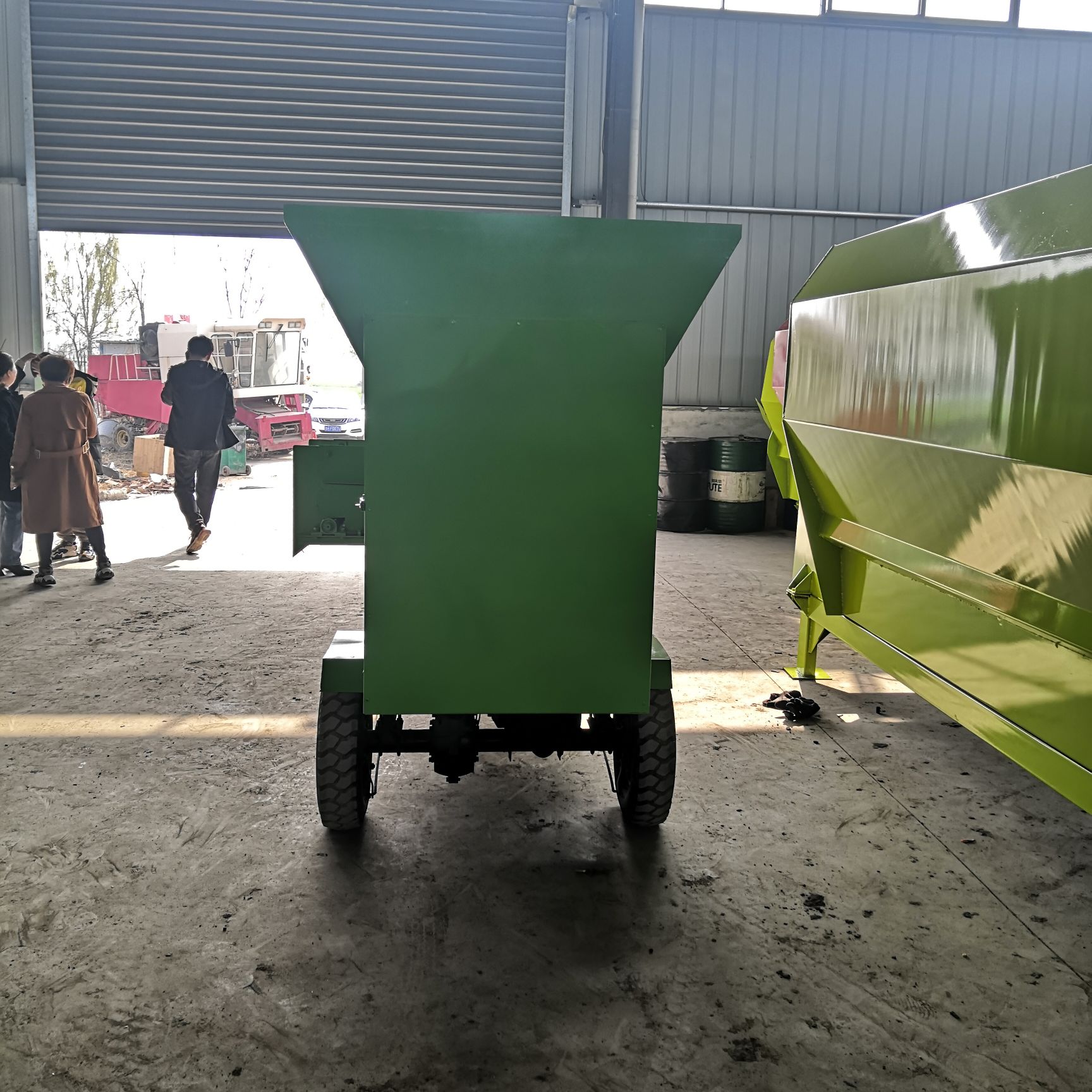 饲料撒料车  养殖场饲料运输电动撒料车电动三轮撒料车电动牛羊撒料车省人工