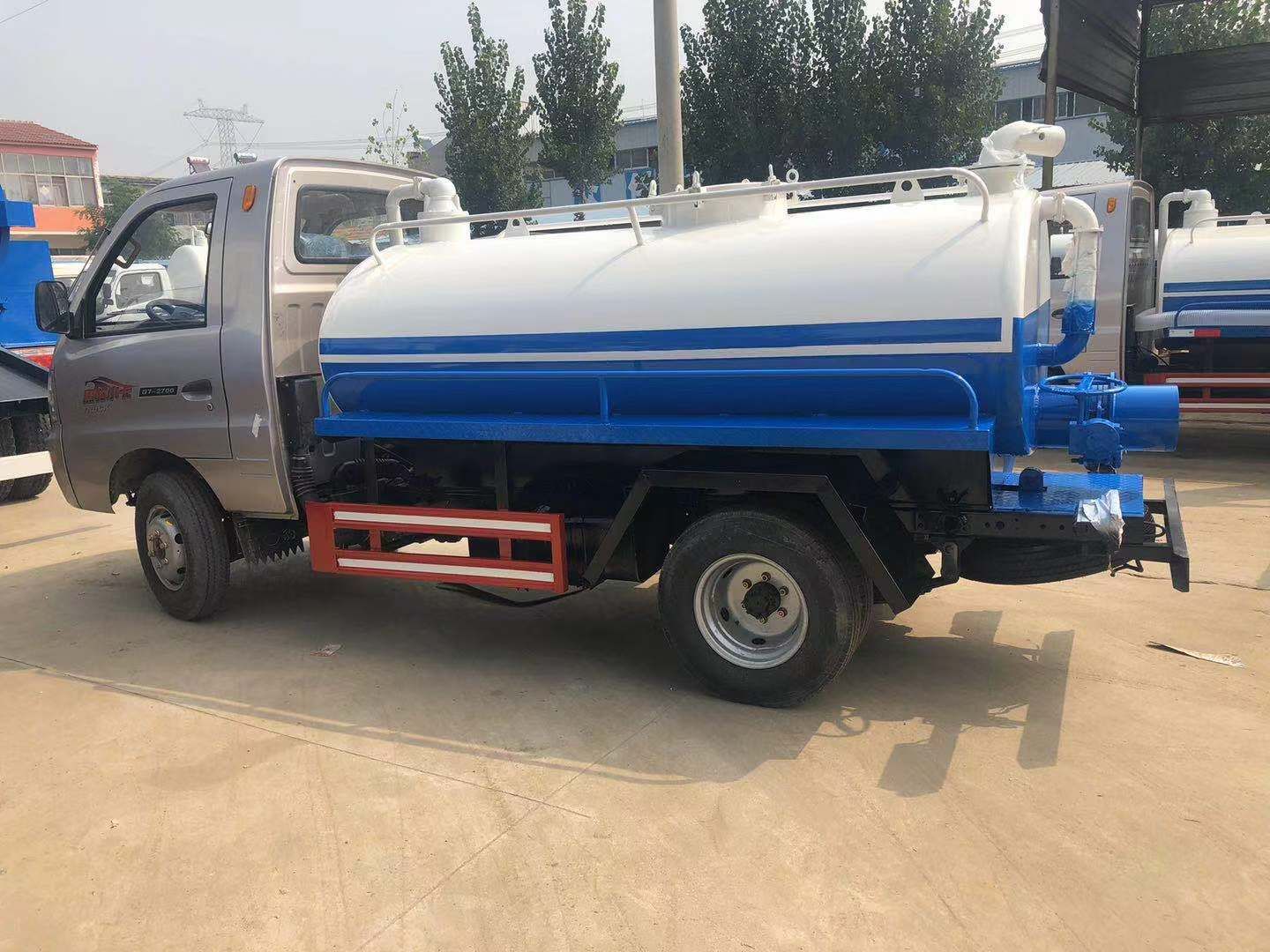  吸粪车