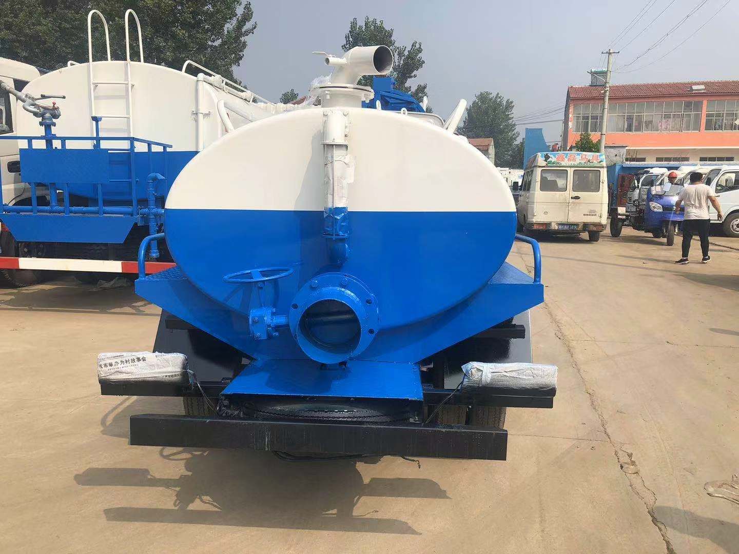 吸粪车