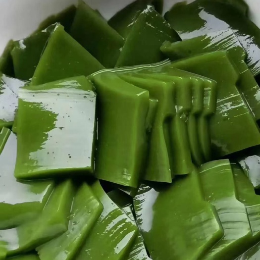 竹溪县千叶豆腐  农村俗称“斑鸠叶”“鬼豆腐”，是采用植物叶子加草木灰制作而成