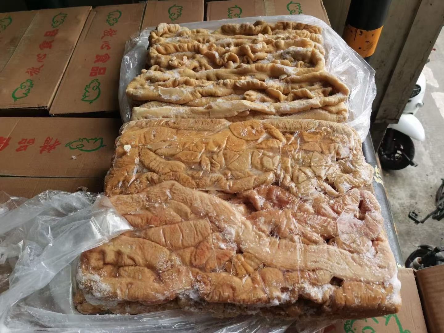 猪肠  鲜冻熟肥肠20斤一件，无油干净，餐饮用着省心
