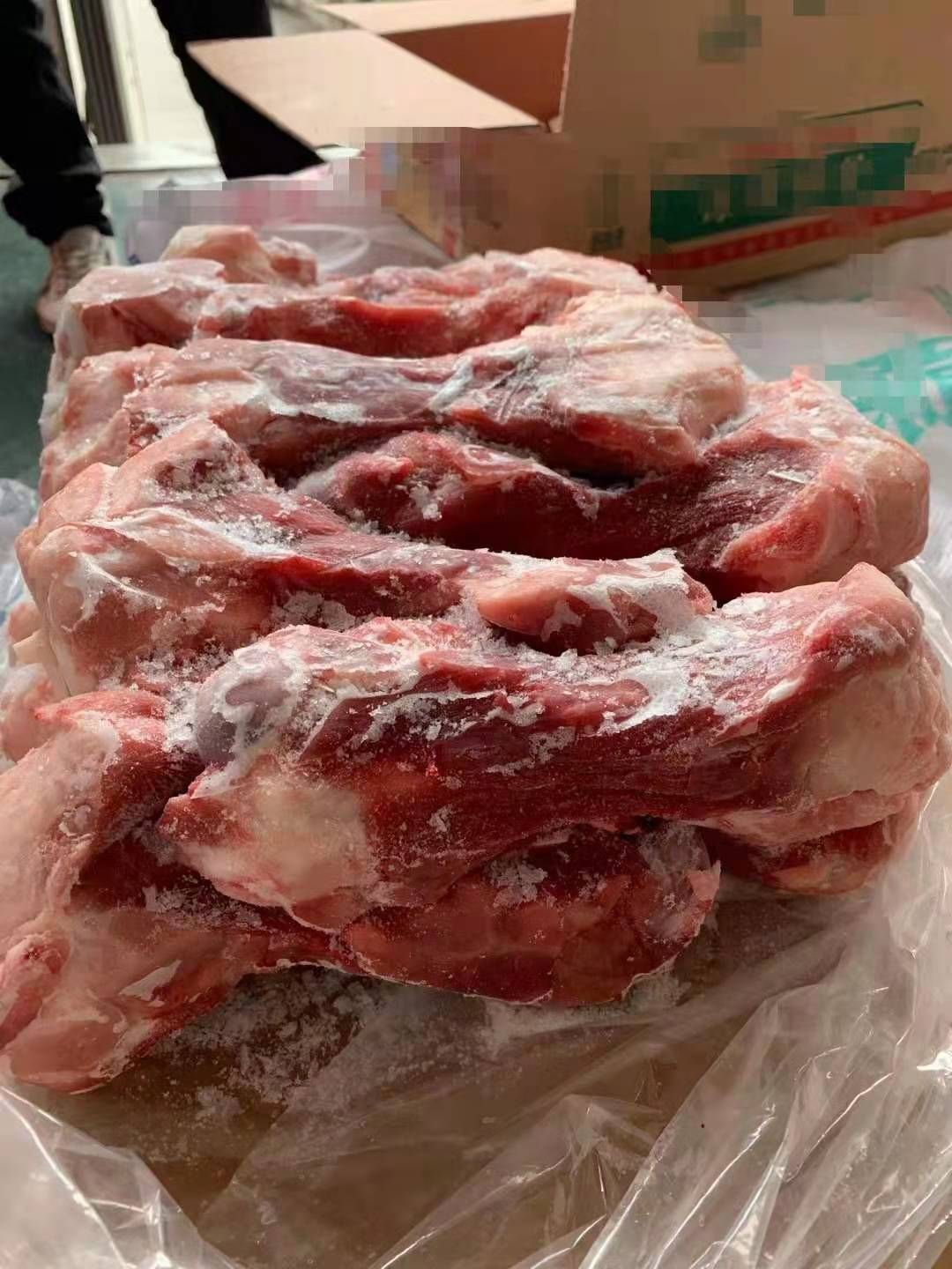 猪骨头  肥猪后棒骨，10公斤，18根左右，16000.手续齐全，各种