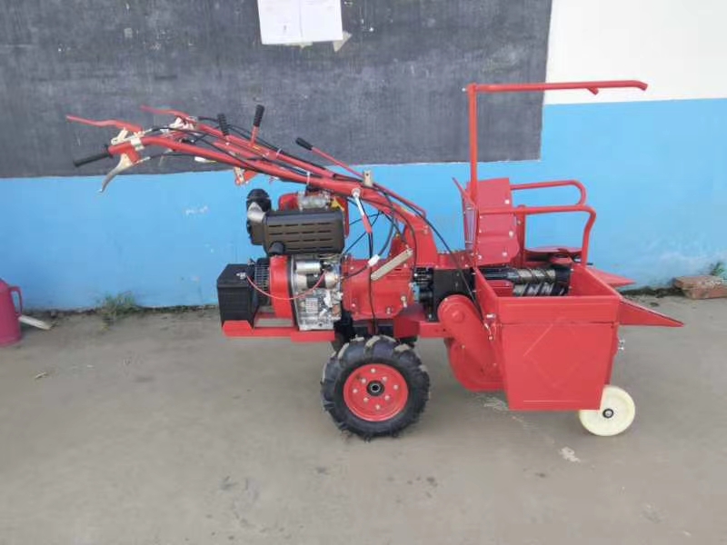  玉米收获机 收割剥皮加秸秆粉碎