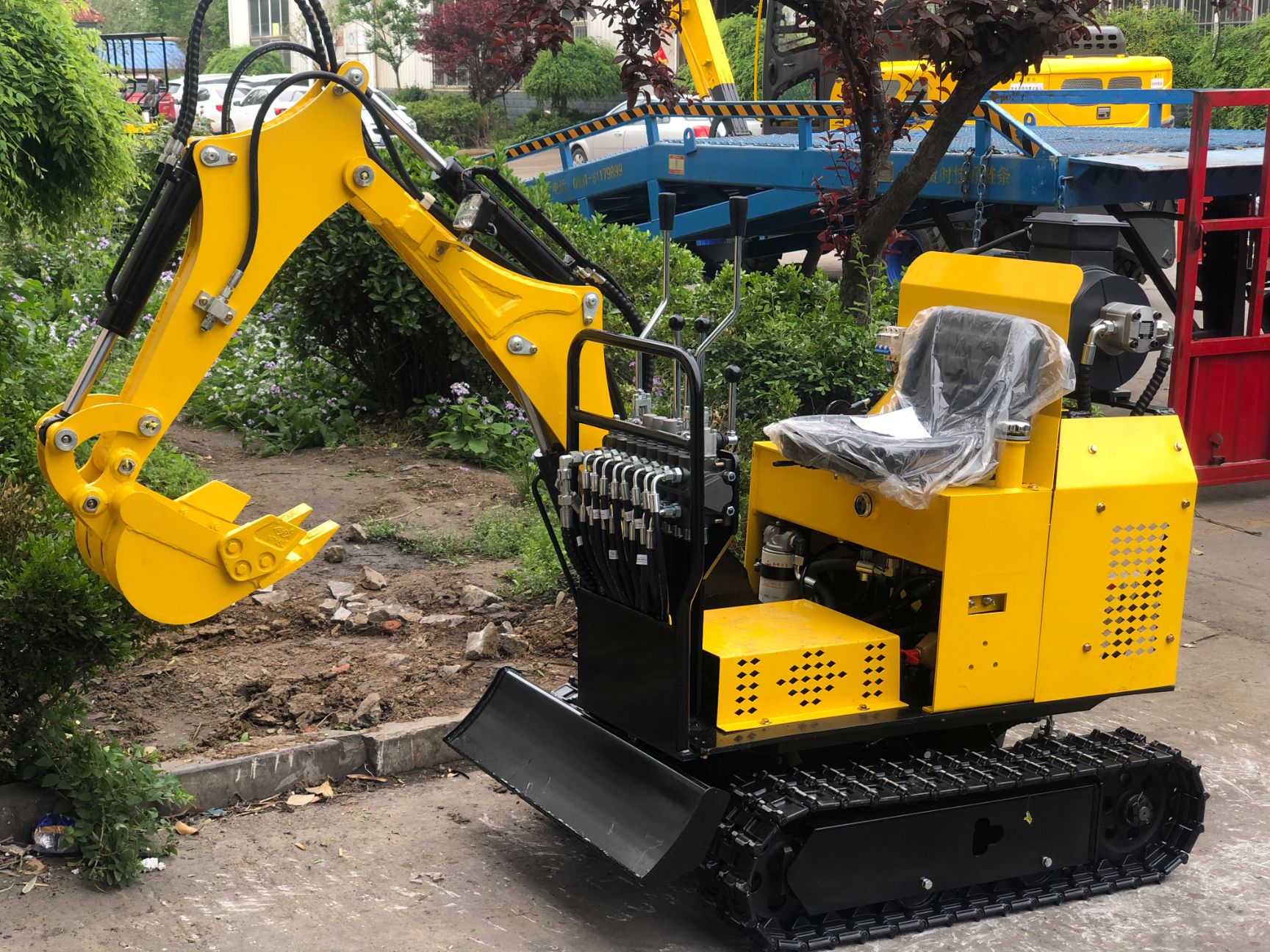  小型挖掘机微挖果园大棚绿化工程室内拆除作业果园挖沟施肥排水沟