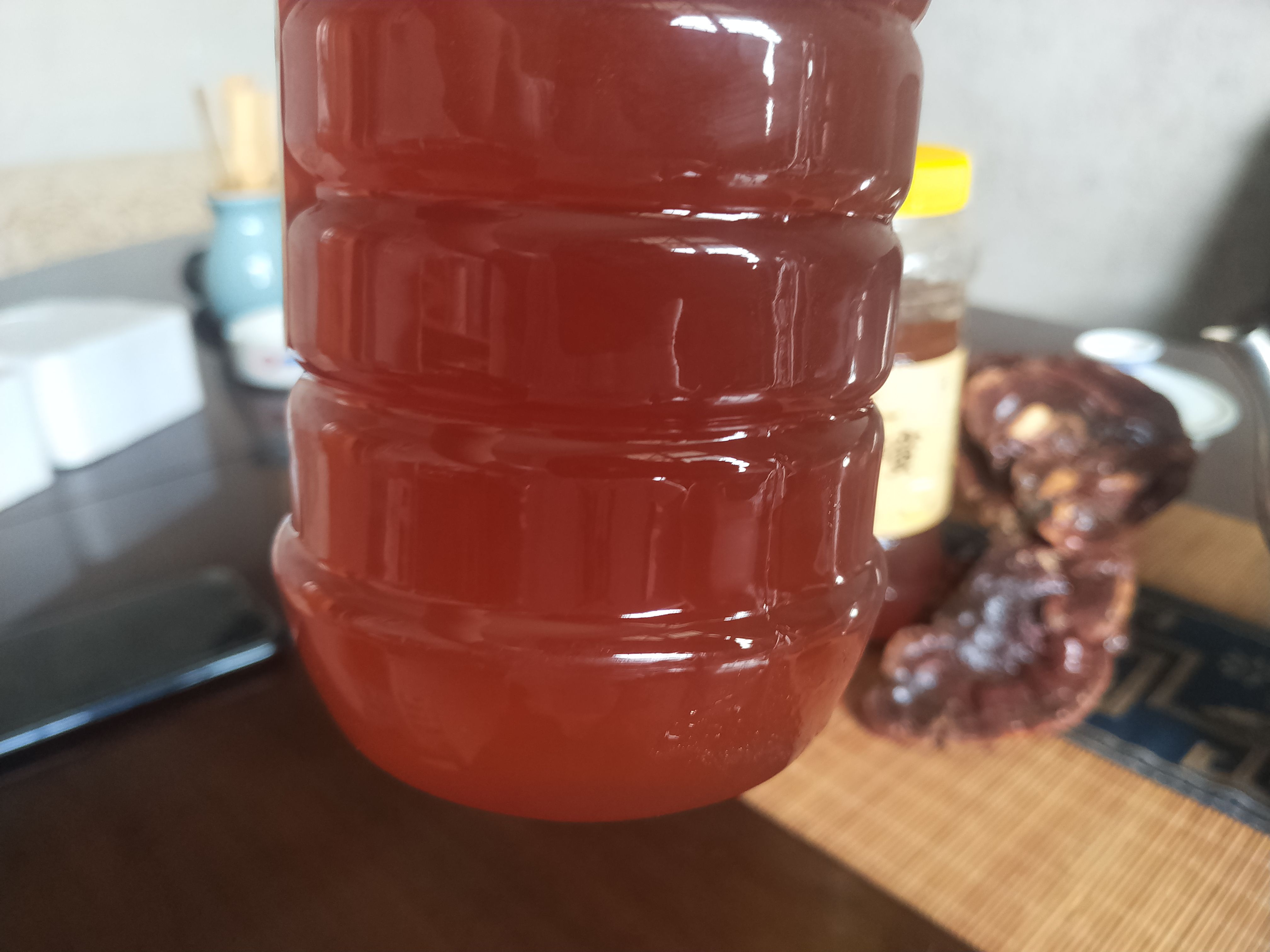在山上做的巢自来的蜜蜂采得百花蜜