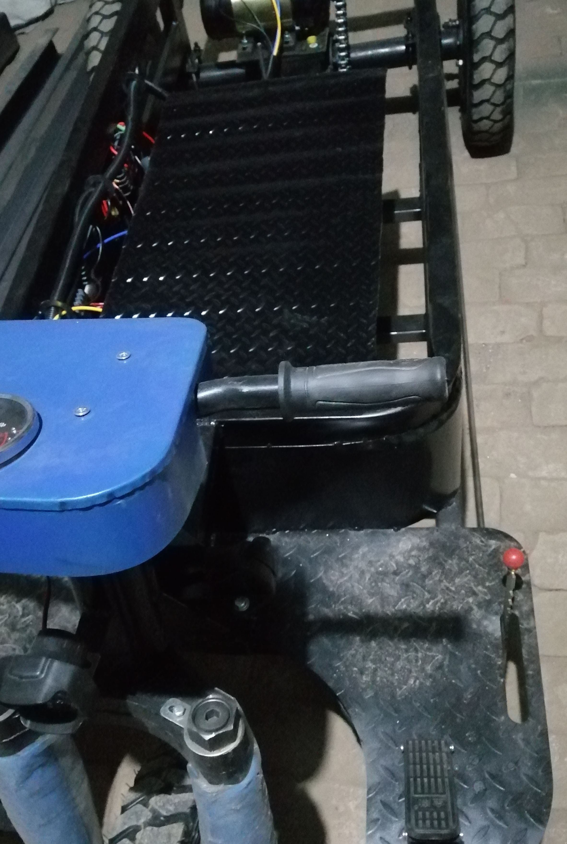 畜牧自动电动喂料车 饲料投料上料三轮草料搅拌 喂牛羊撒料车