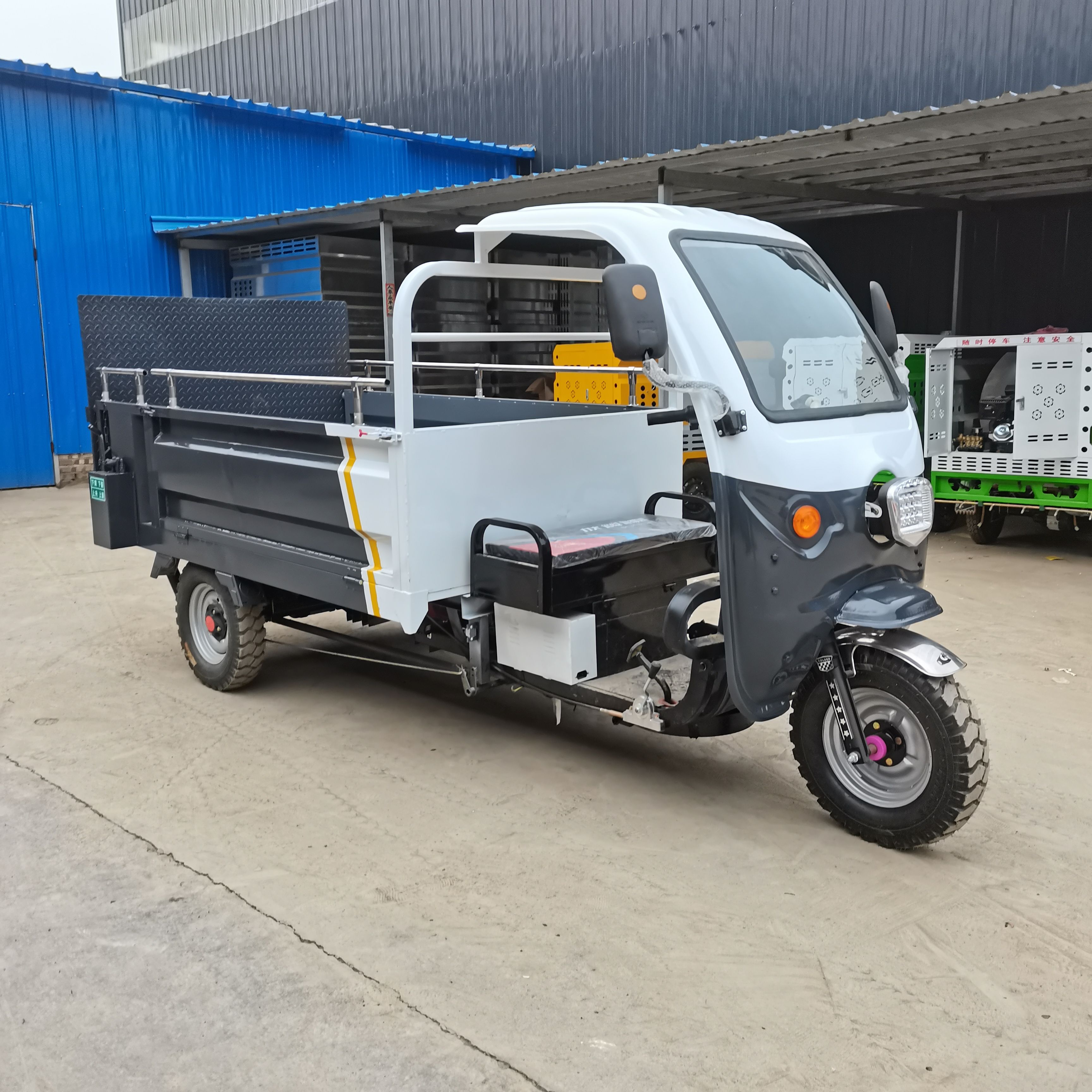 电动三轮尾板运输车 液压尾板升降车