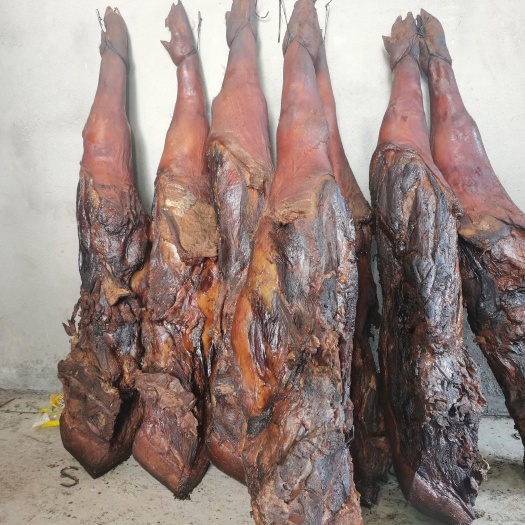 恩施市恩施市土家腊肉土炕高山腊肉长猪蹄柴火烟熏腊肉