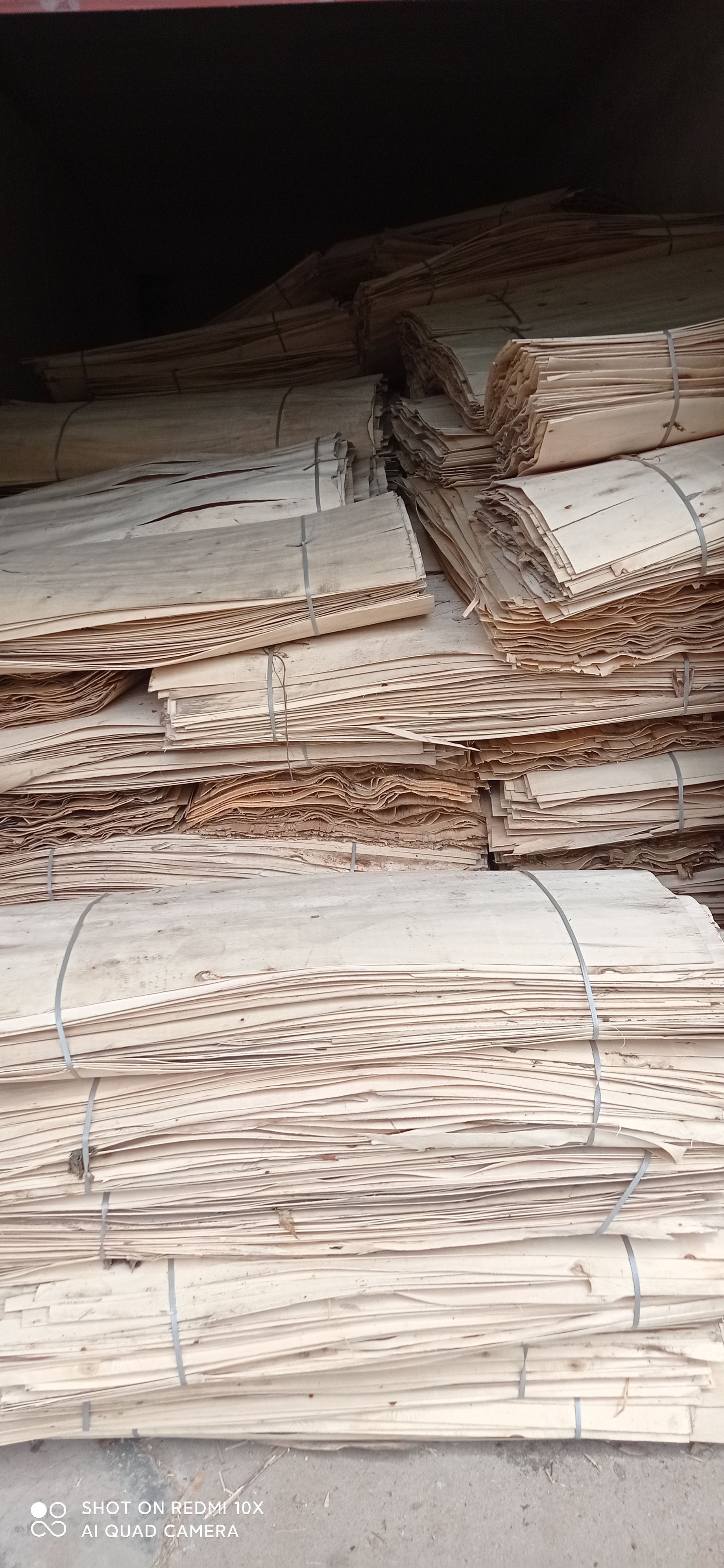 杨树板皮  混级四拼板皮都是卖给当地二道贩（一直都是混级卖  没有投过）