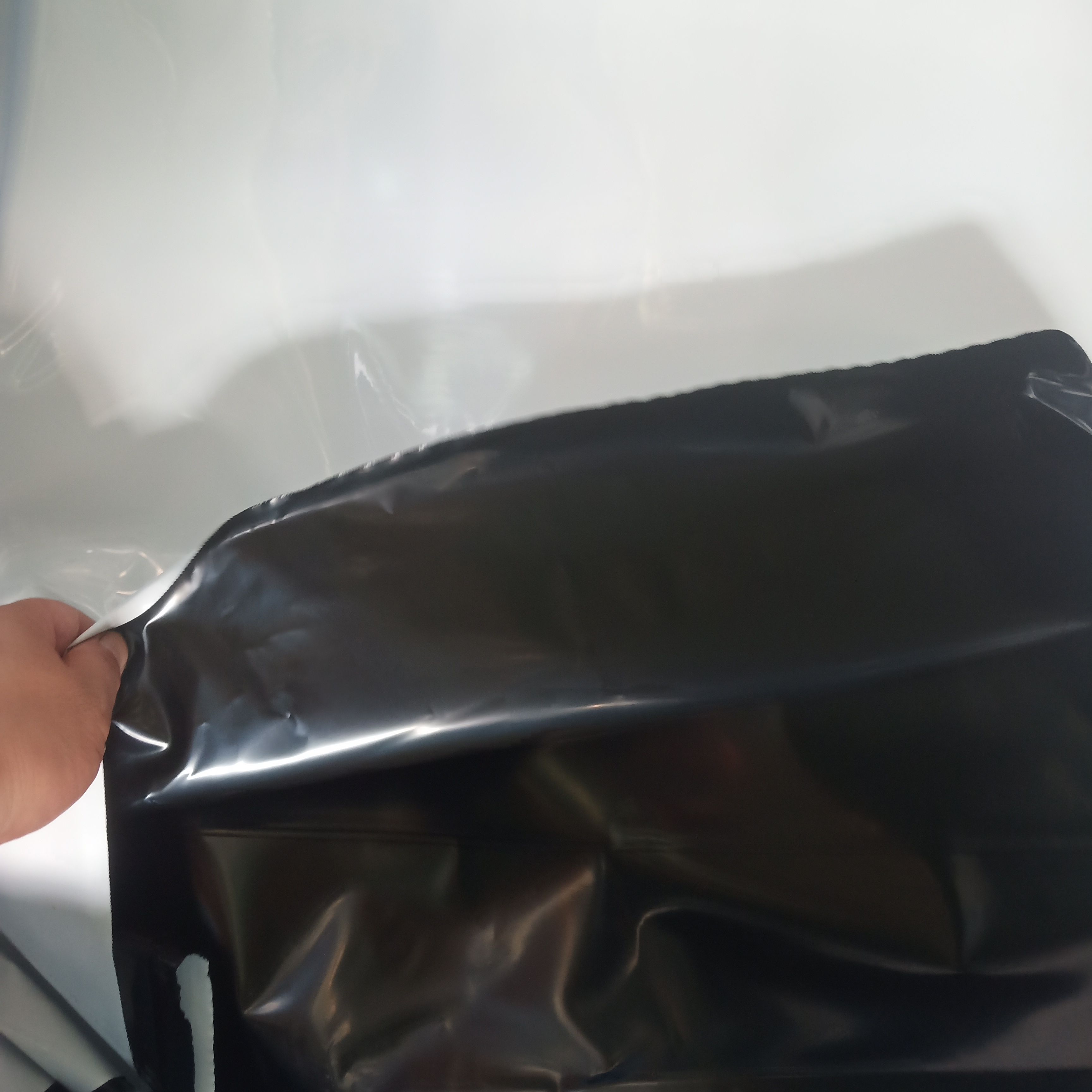 各种棚膜:长寿黑白养殖膜，茂金属双防膜，淡蓝精品PO膜。