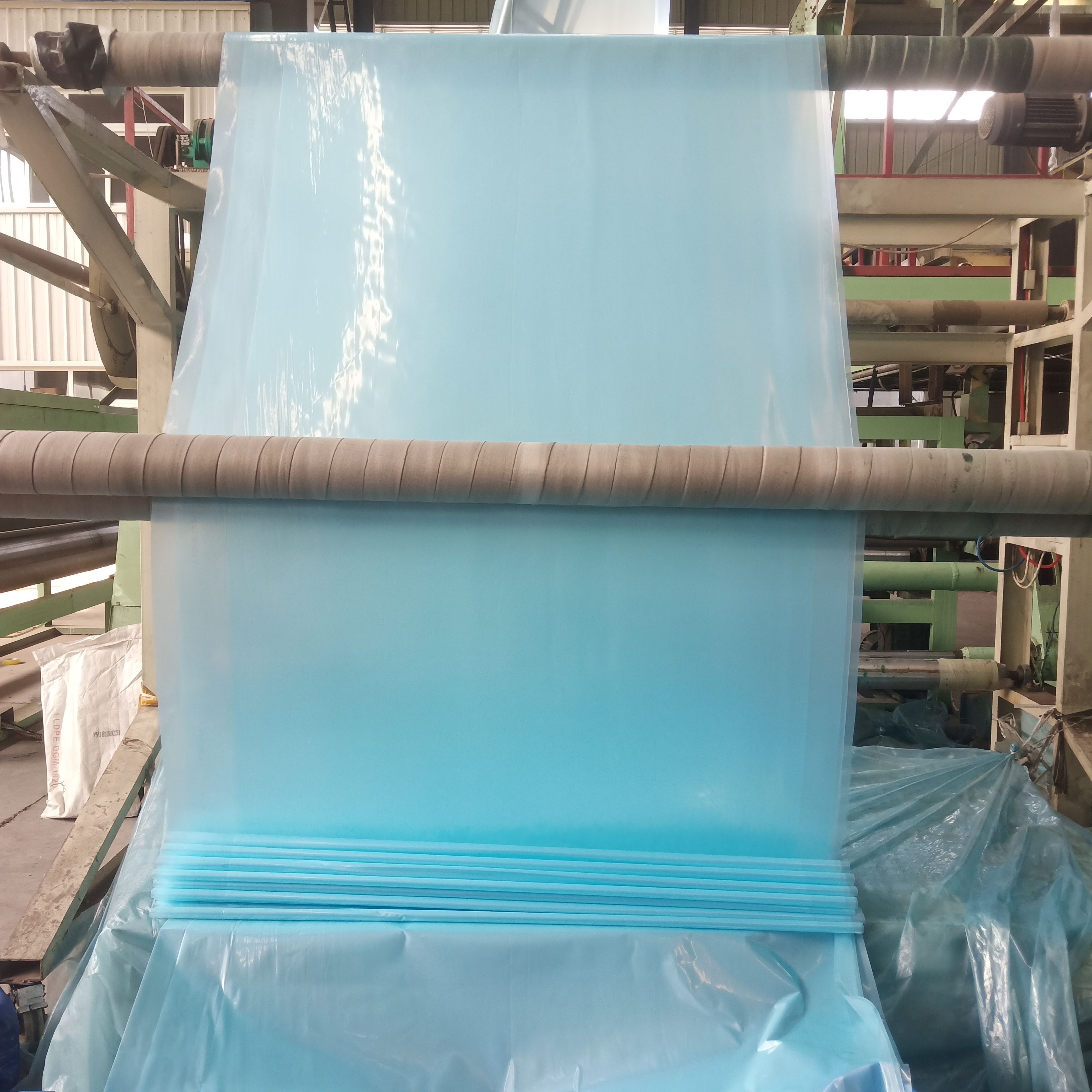 各种棚膜:长寿黑白养殖膜，茂金属双防膜，淡蓝精品PO膜。