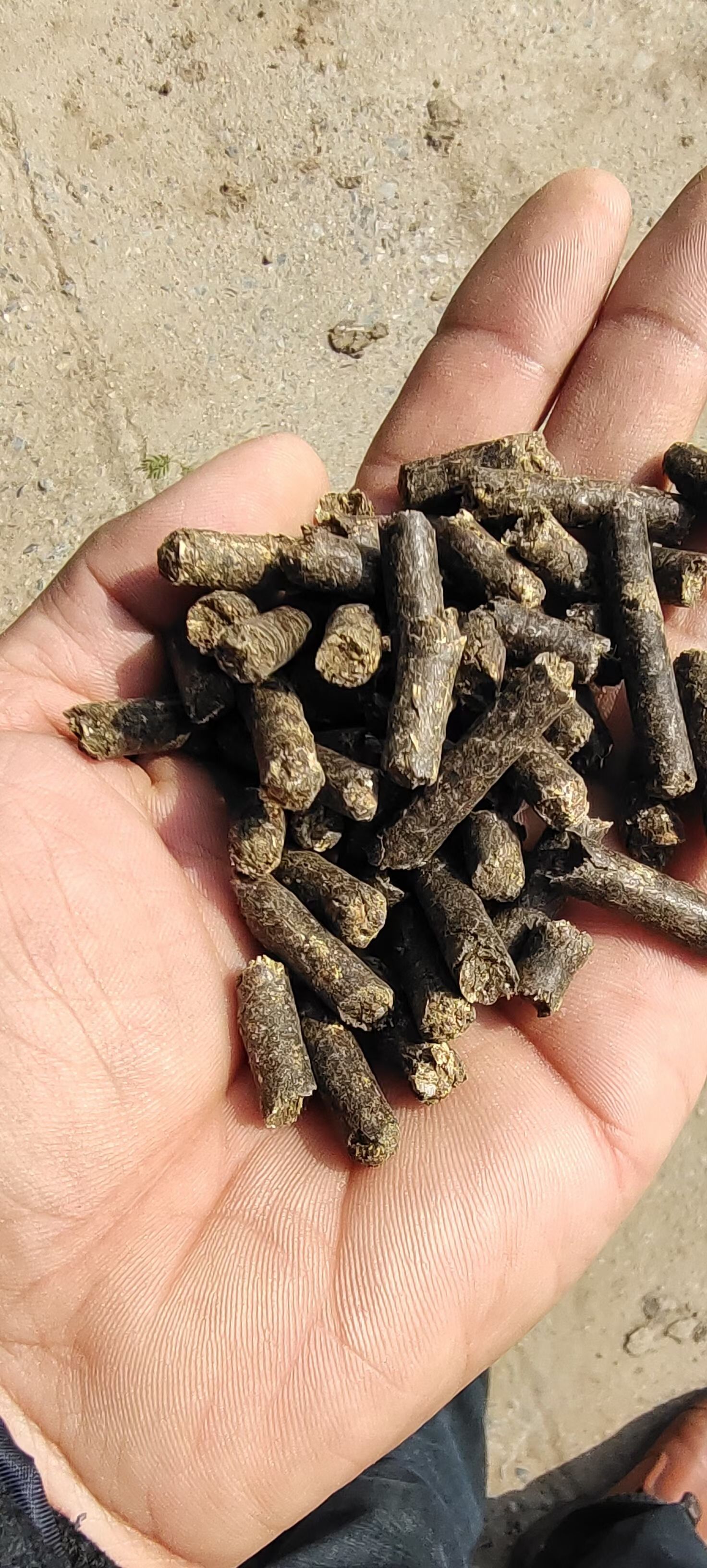 青干草饲料 我们的颗粒是混合颗粒，有花生秧花生壳，高温熟化 ，适口性好。