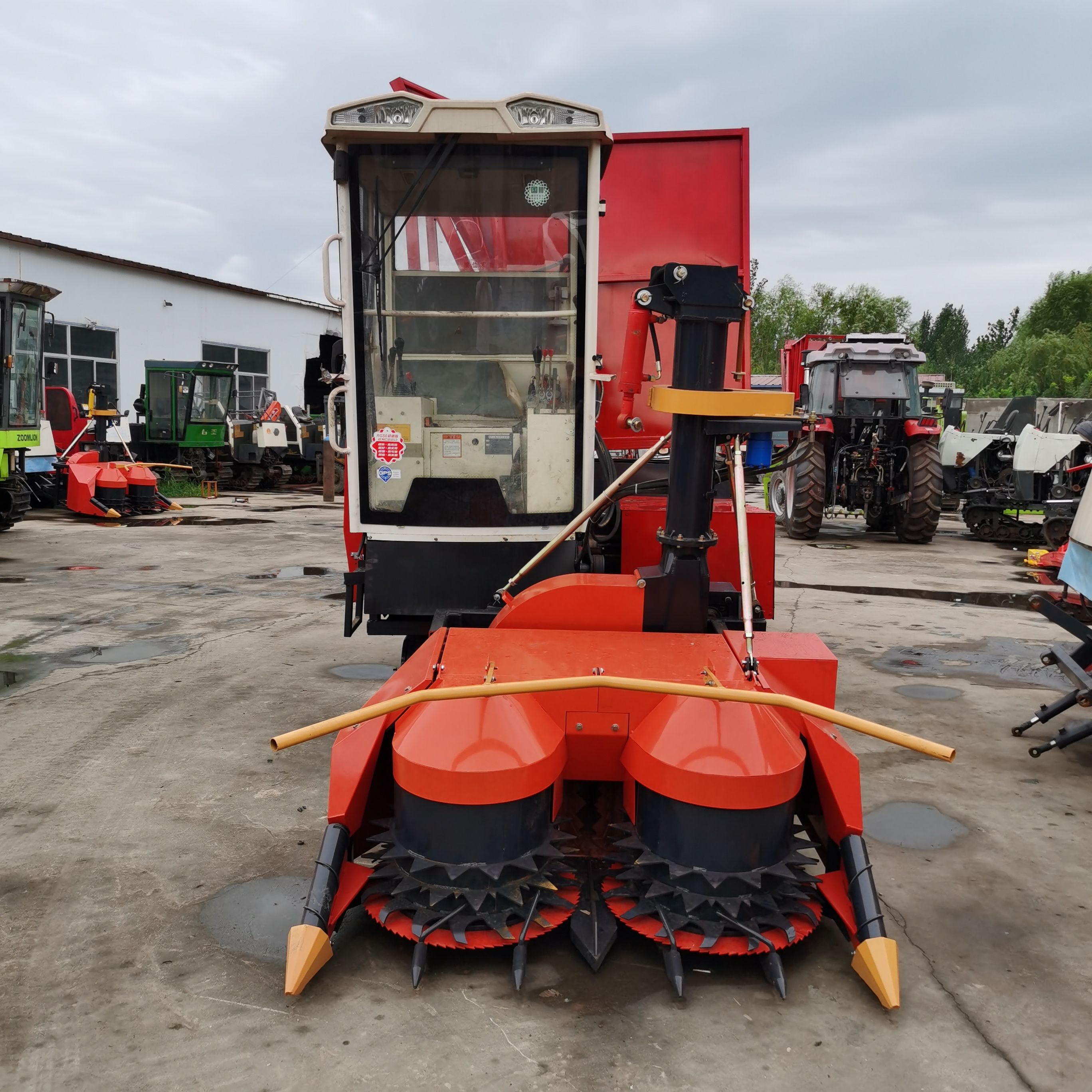 青贮机  履带式圆盘割台青储机，适合山区丘陵地带，转弯灵活，超控性好