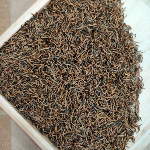金骏眉  干茶条索均匀  茶汤明亮金黄  滋味醇厚   甘甜