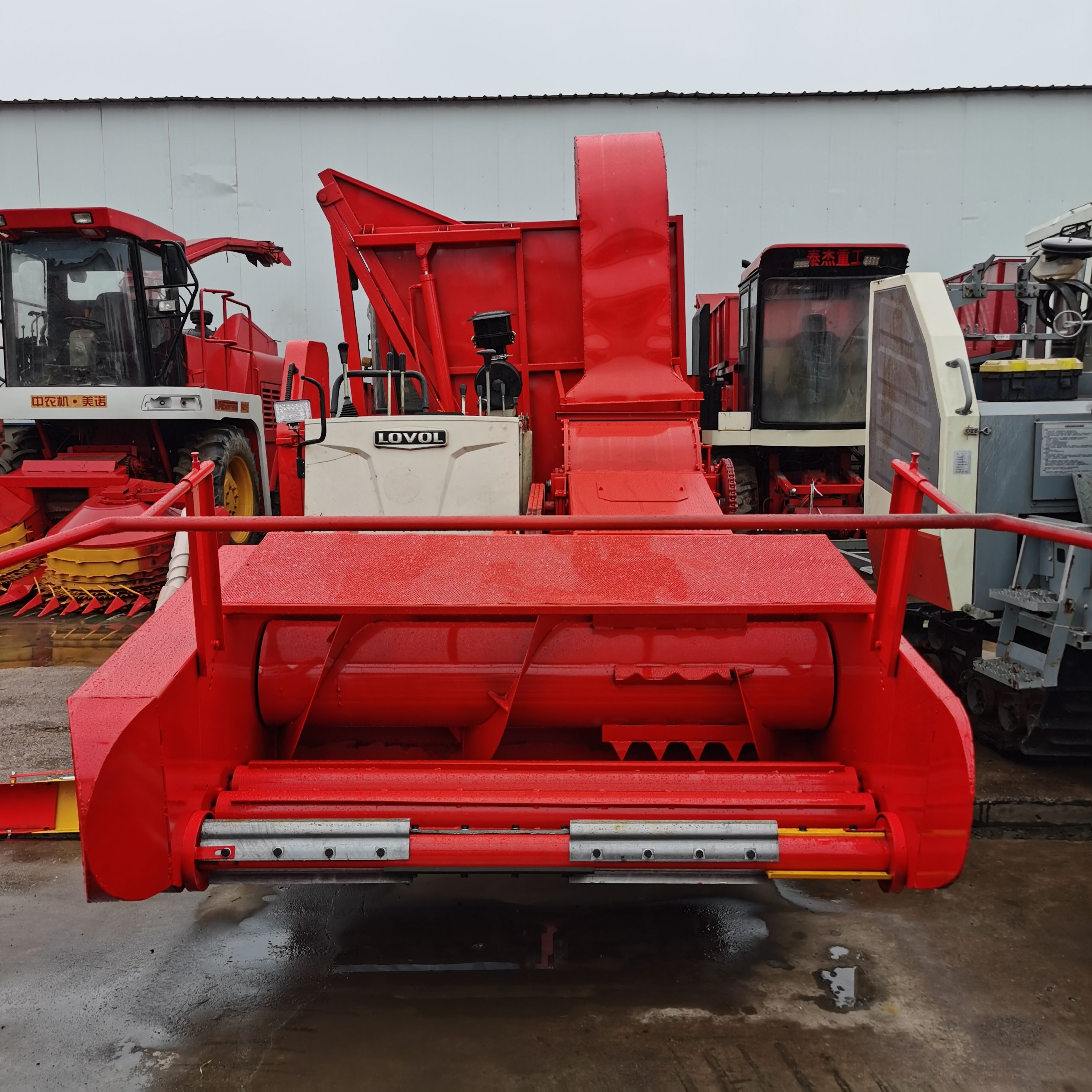 青贮机  履带式圆盘割台青储机，适合山区丘陵地带，转弯灵活，超控性好